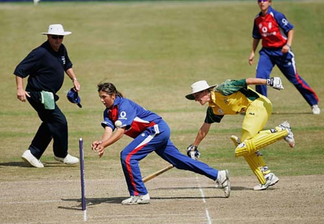 Jenny Gunn attempts to run out Cathryn Fitzpatrick, England v Australa, Cheltenham, 1st ODI, August 15, 2005
