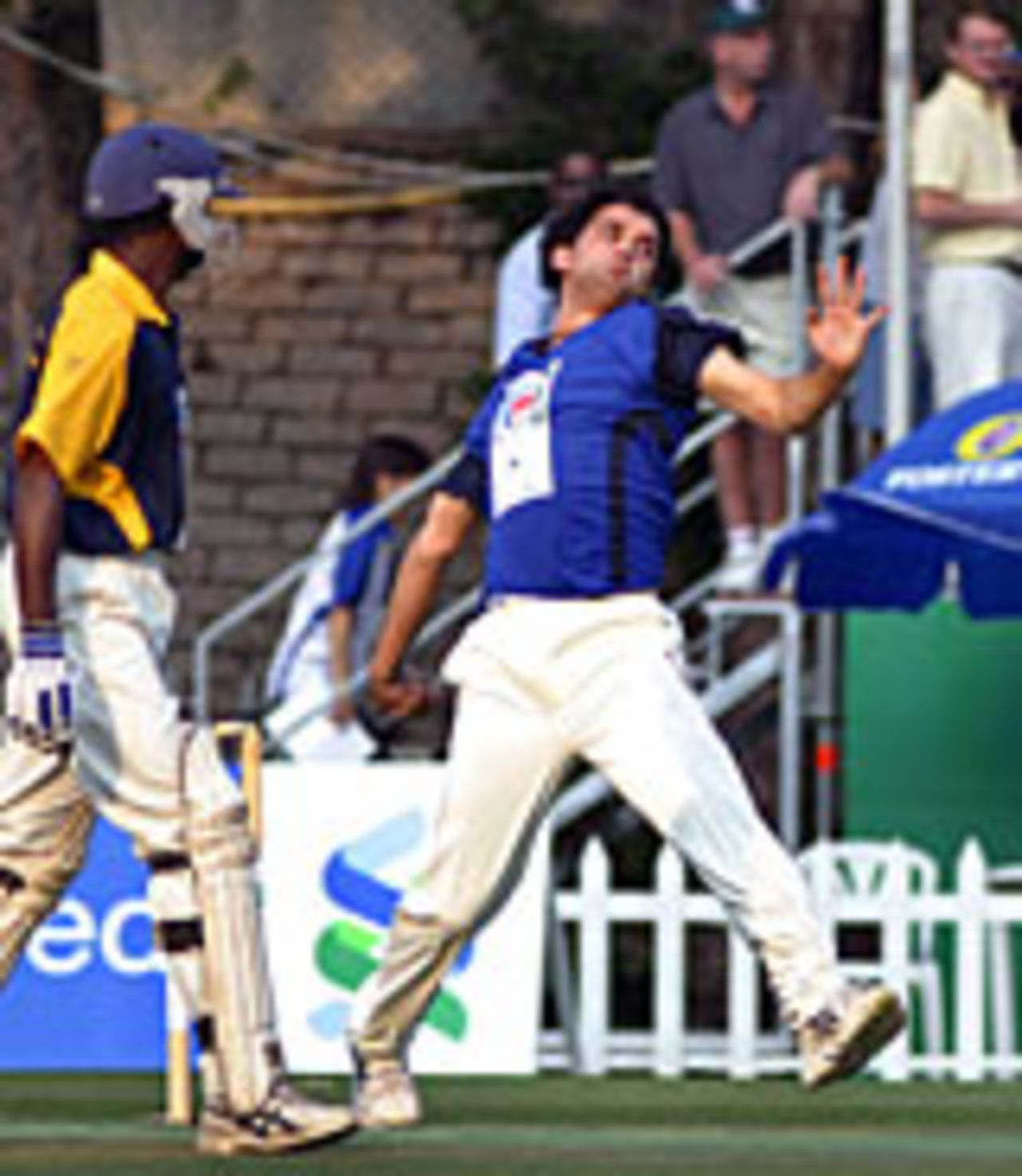 Kabir Ali bowling against Sri Lanka in the final of the 2004 Cathay Pacific / Standard Chartered Hong Kong International Cricket Sixes.