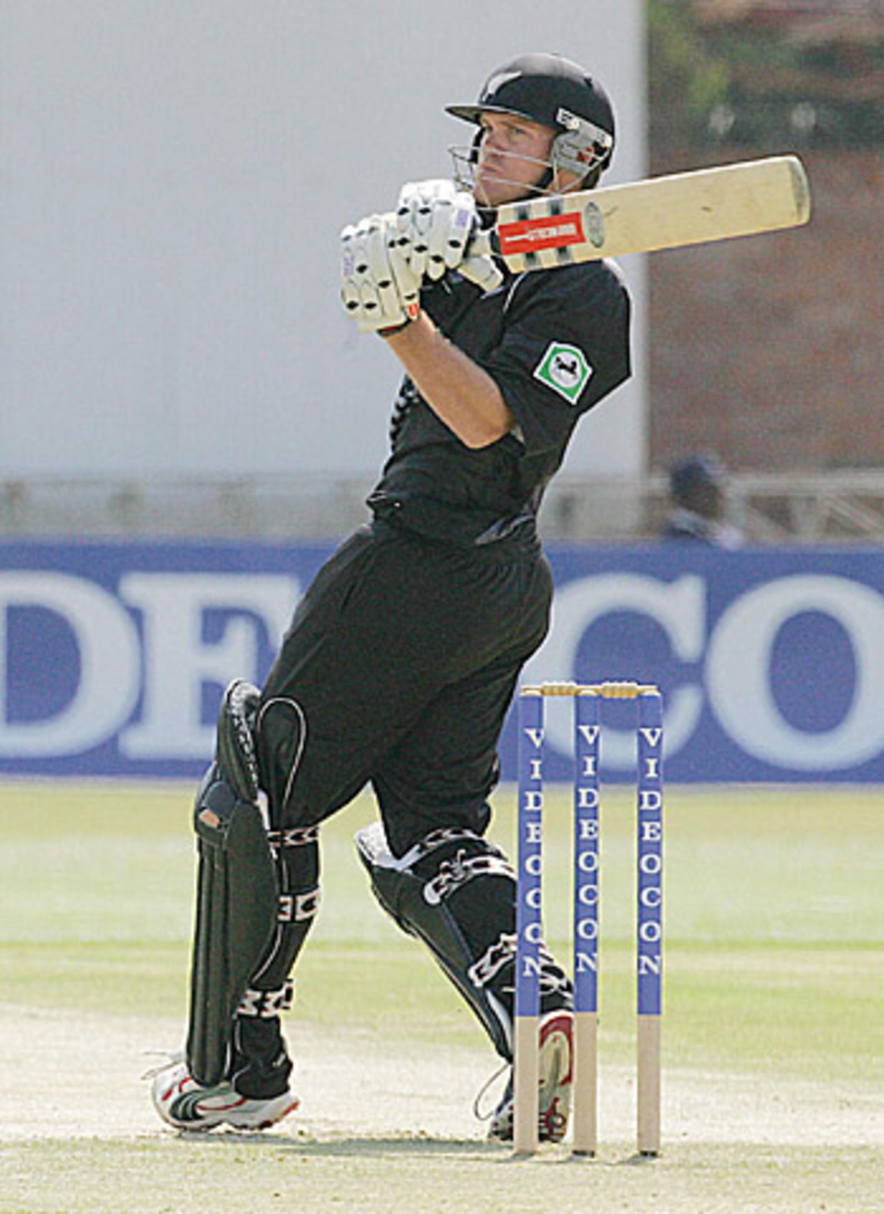 Lou Vincent hooks for four, Zimbabwe v New Zealand, 1st ODI, Bulawayo, August 24, 2005