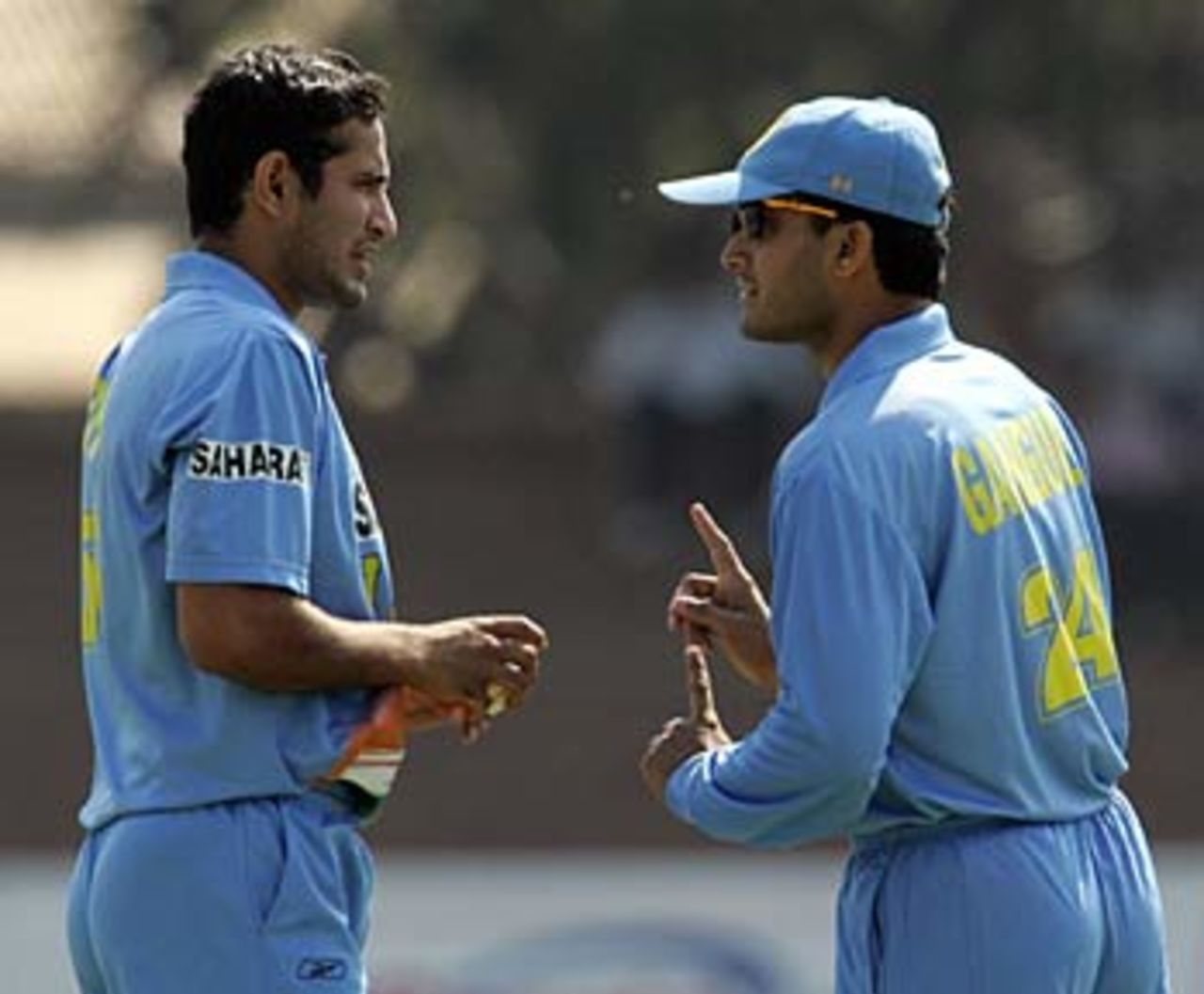 Sourav Ganguly explains tactics to Irfan Pathan, India v New Zealand, Videocon Cup, Bulawayo, August 26, 2005