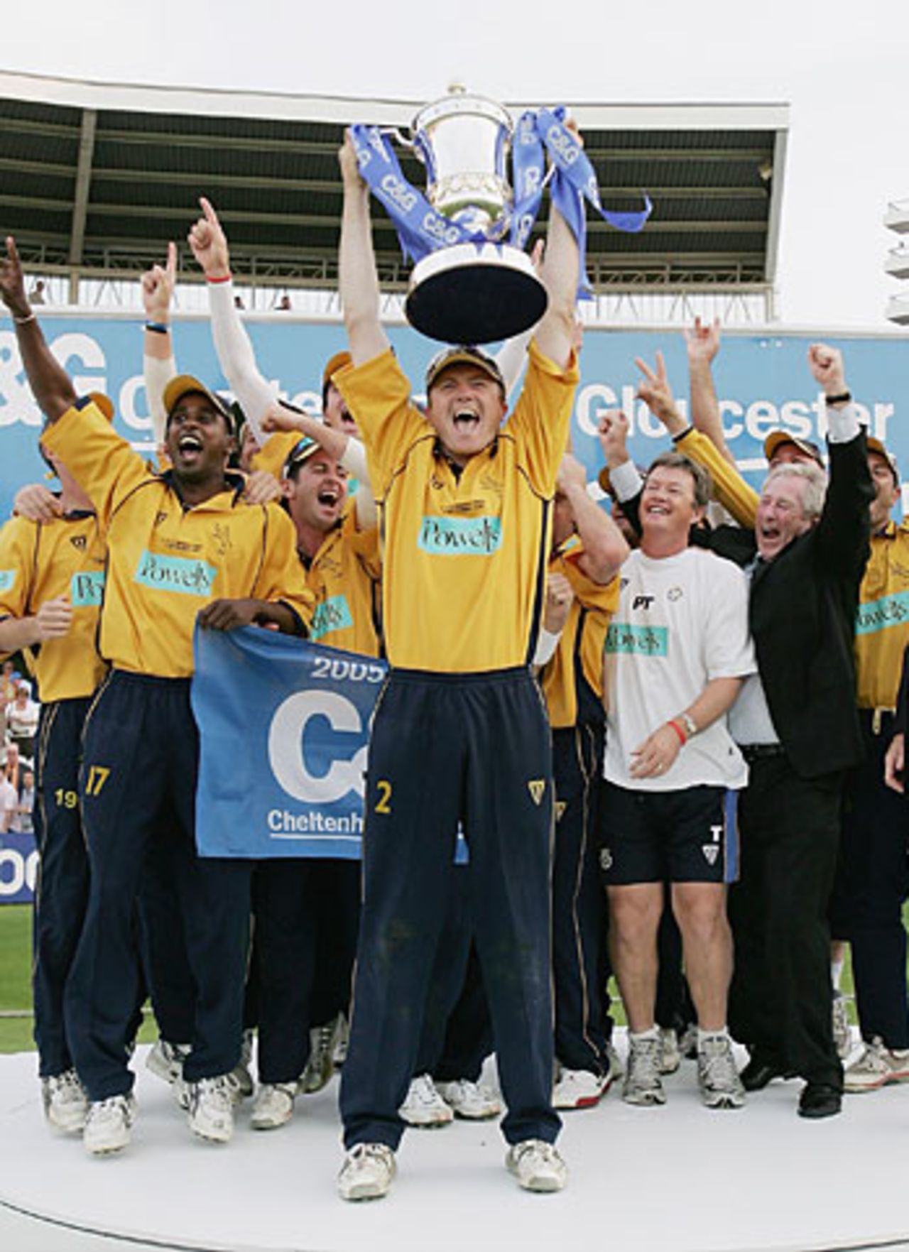 Shaun Udal lifts the C&G trophy after Hampshire beat Warwickshire at Lord's, September 3, 2005