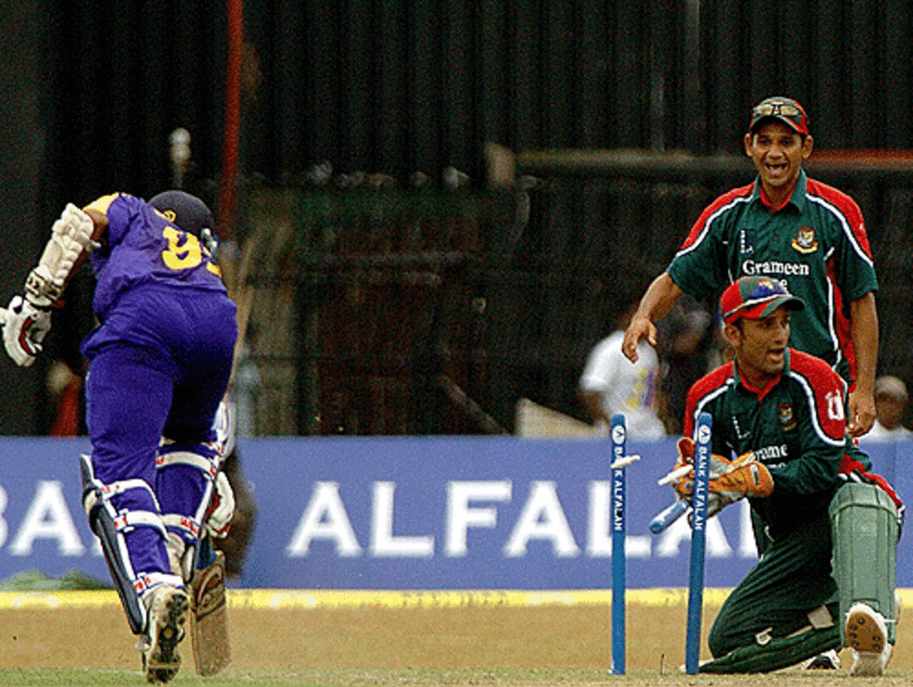 Khaled Mashud runs out Thilan Samaraweera, Sri Lanka v Bangladesh, Colombo, September 4, 2005