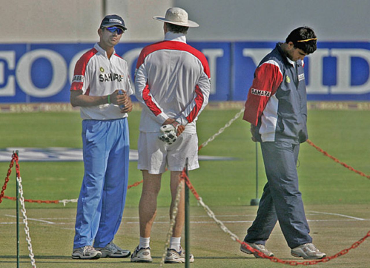 Greg Chappell chats with Rahul Dravid ahead of India's final with New Zealand, Harare, September 5, 2005