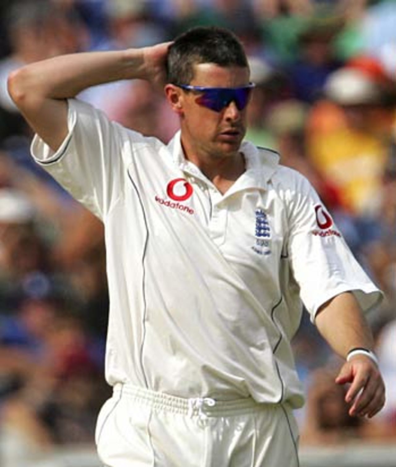 Ashley Giles scratches his head as Australia's batsmen take charge, England v Australia, The Oval, London, September 9, 2005