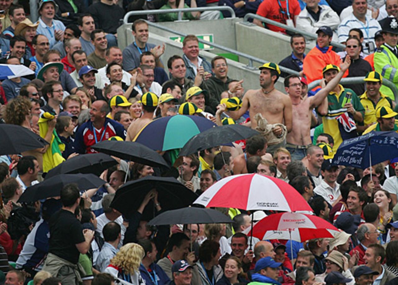 Spectators at The Oval have their say on the light issue, England v Australia, The Oval, September 11, 2005