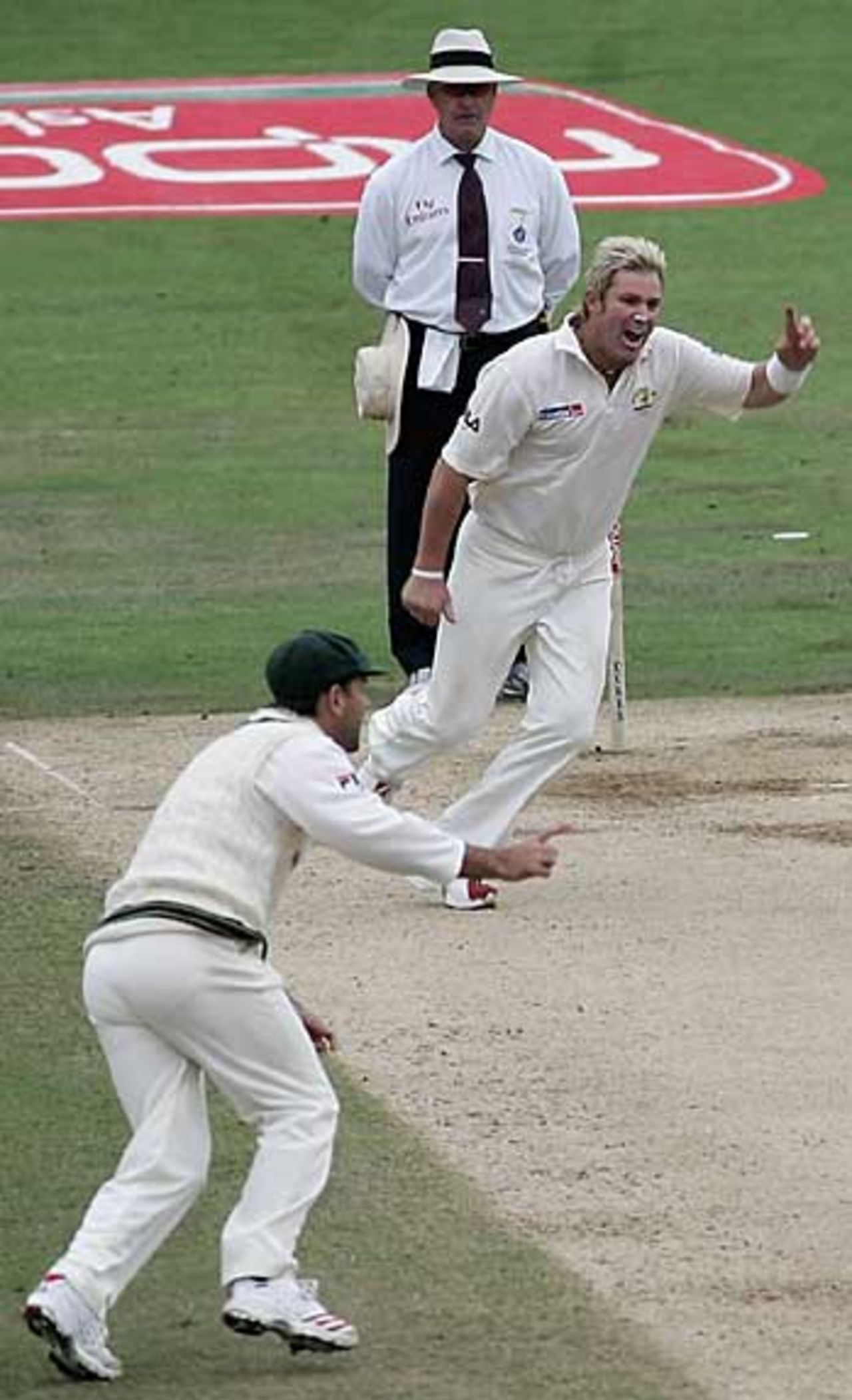 Shane Warne and Ricky Ponting celebrate the wicket of Andrew Strauss, England v Australia, The Oval, September 11, 2005