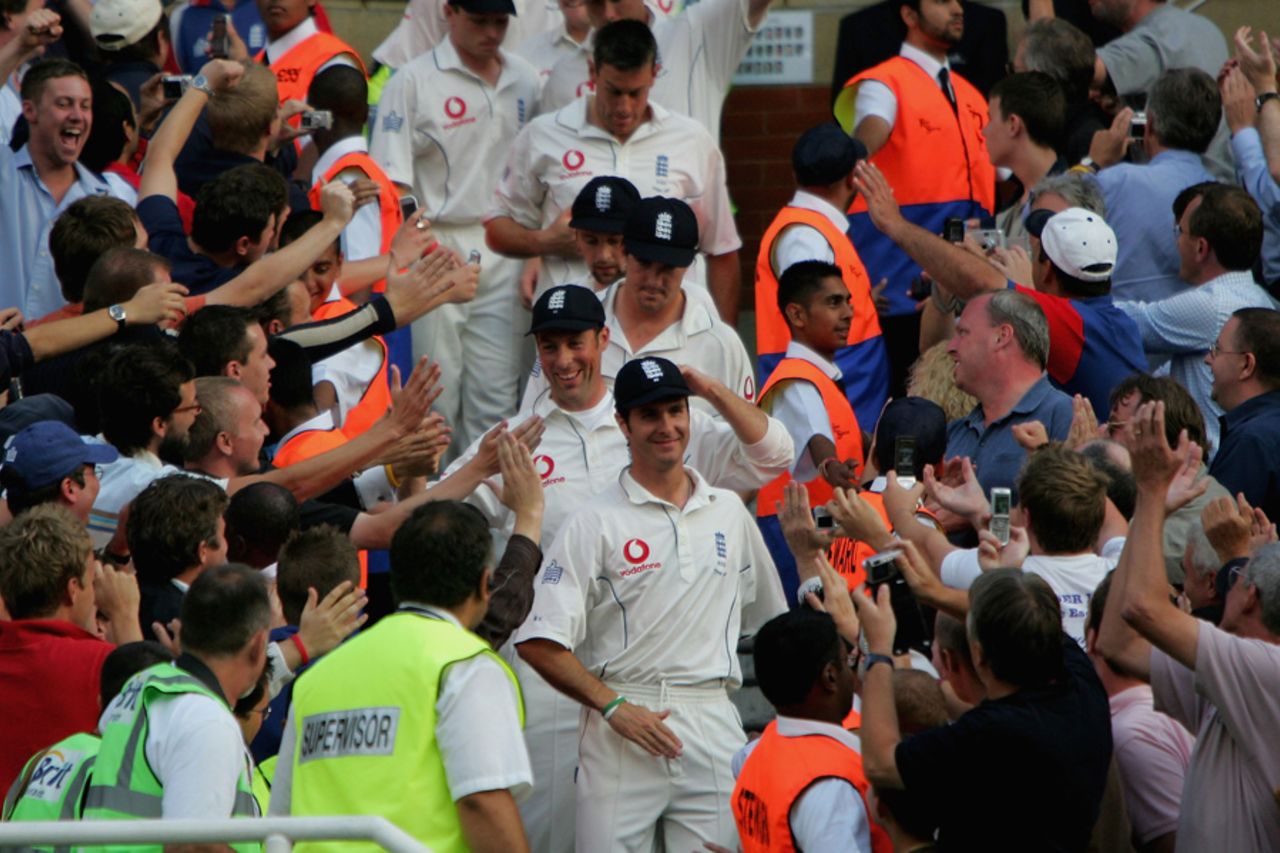 Michael Vaughan leads his victorious team, England v Australia, The Oval, September 12, 2005