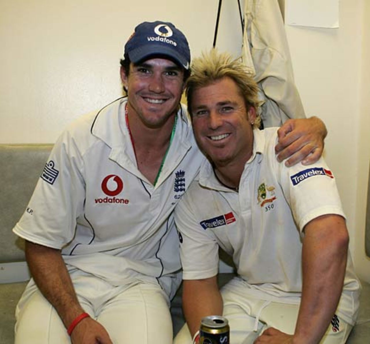 The battle is over - Kevin Pietersen and Shane Warne share a beer, England v Australia, The Oval, September 12, 2005