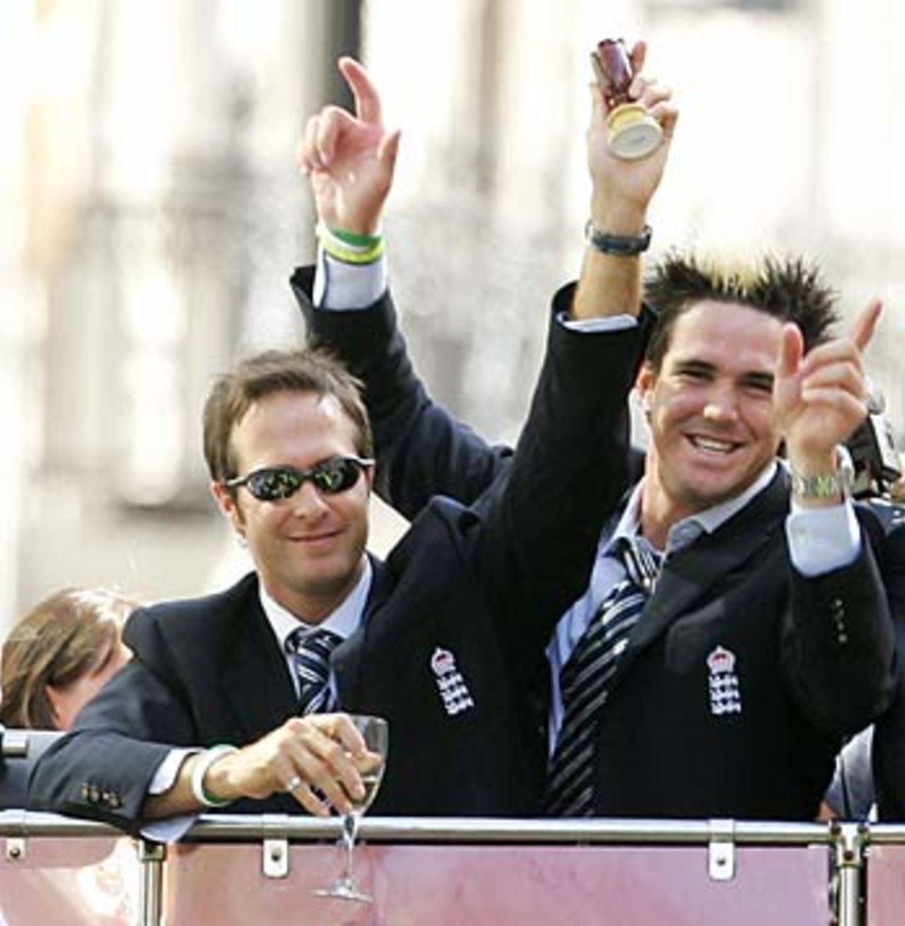Michael Vaughan and Kevin Pietersen acknowledge the crowds, London,  September 13, 2005