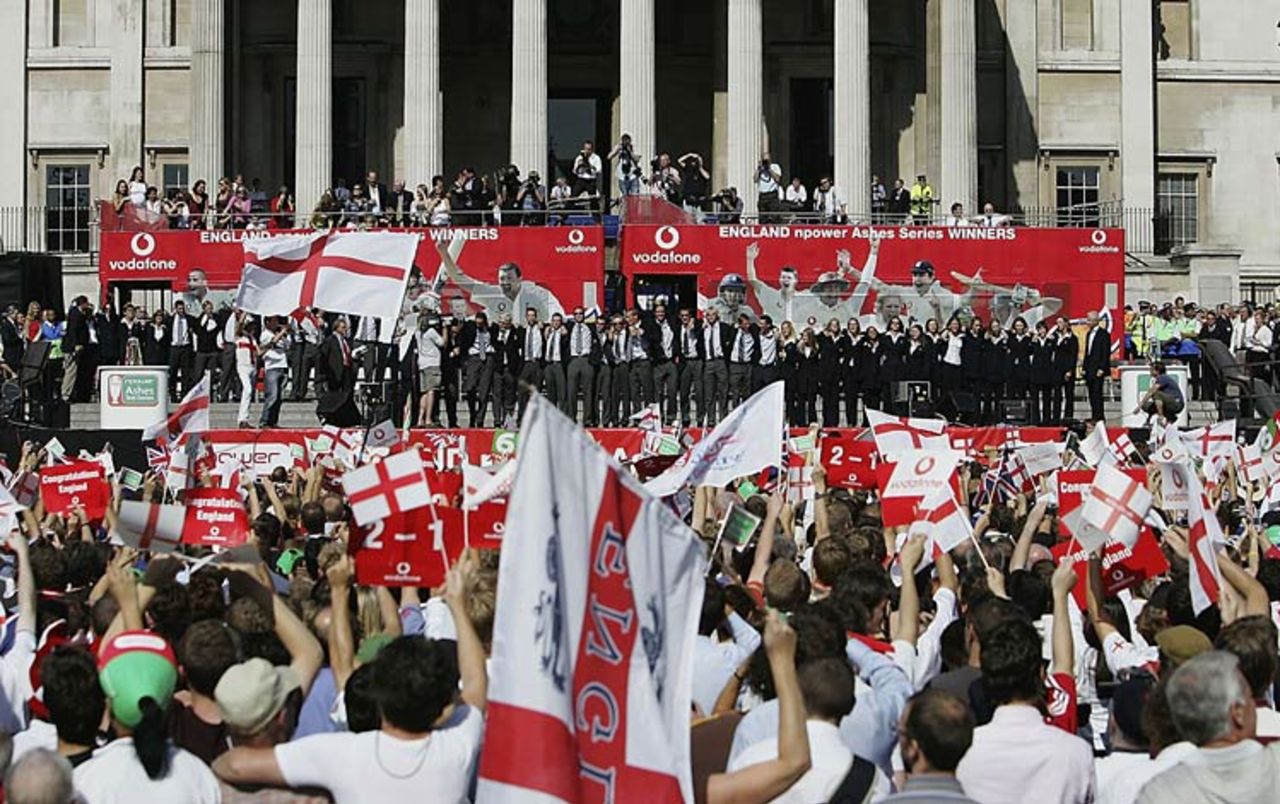 England's men and women's sides take a bow in Trafalgar Square, London,  September 13, 2005