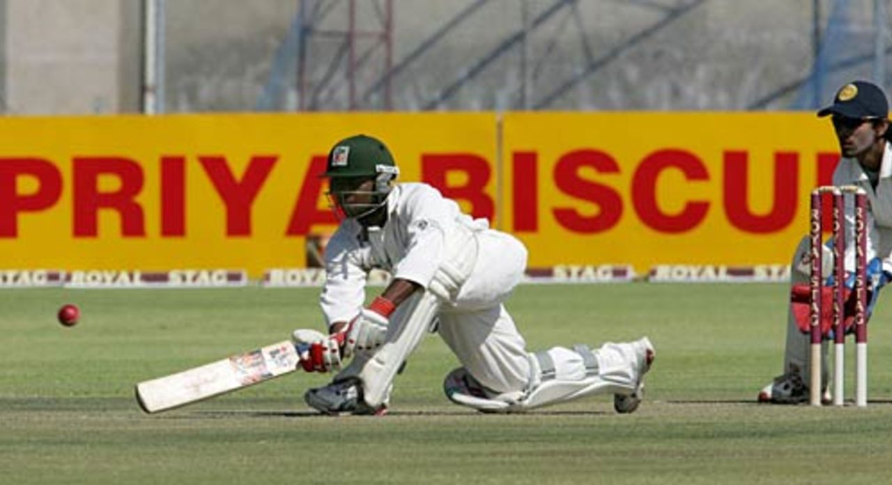 Tatendu Taibu sweeps Harbhajan Singh during his half century, Zimbabwe v India, 1st Test, Bulawayo, September 13, 2005