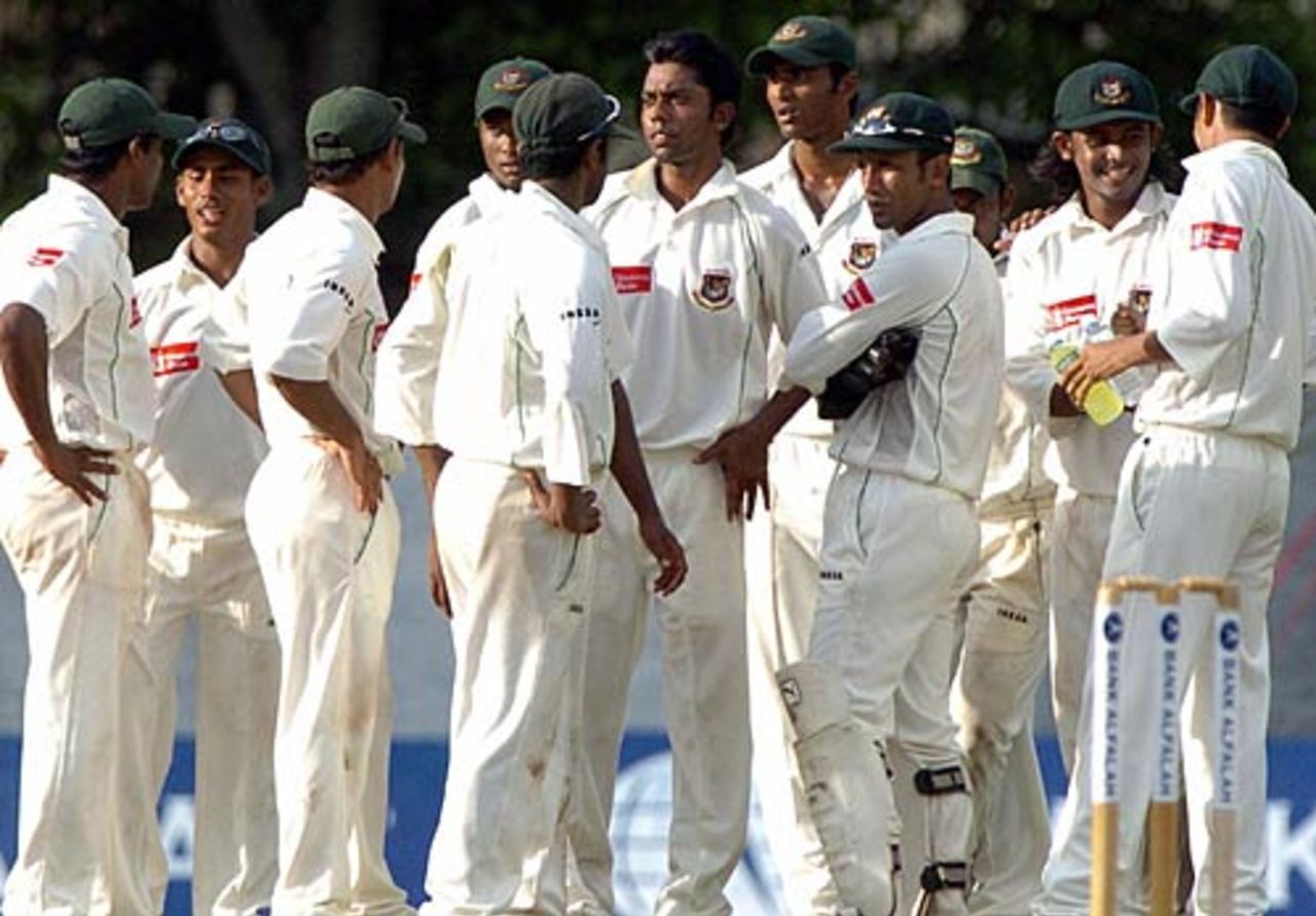 Bangladesh gather to celebrate Thilan Samaraweera's wicket, Sri Lanka v Bangladesh, Colombo, September 20, 2005