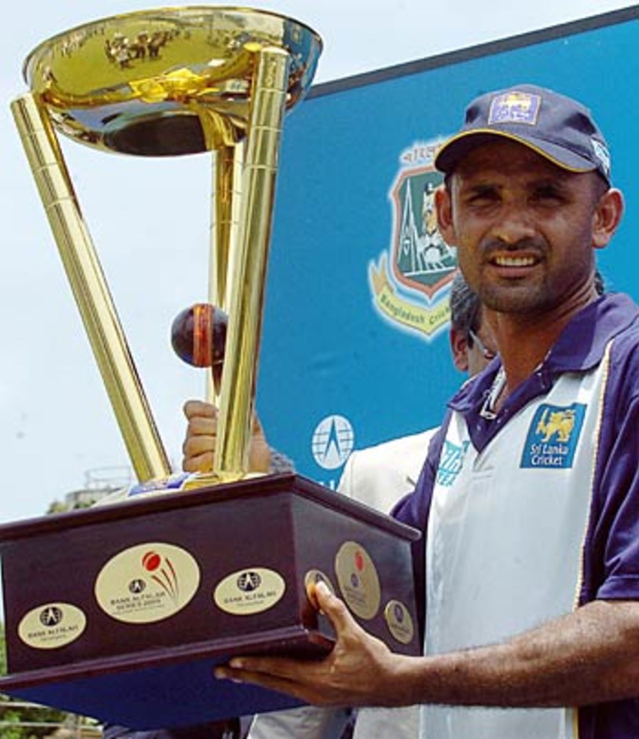 Marvan Atapattu with the trophy after Sri Lanka beat Bangladesh 2-0 in the Test series, Sri Lanka v Bangladesh, 2nd Test, Colombo, September 22, 2005