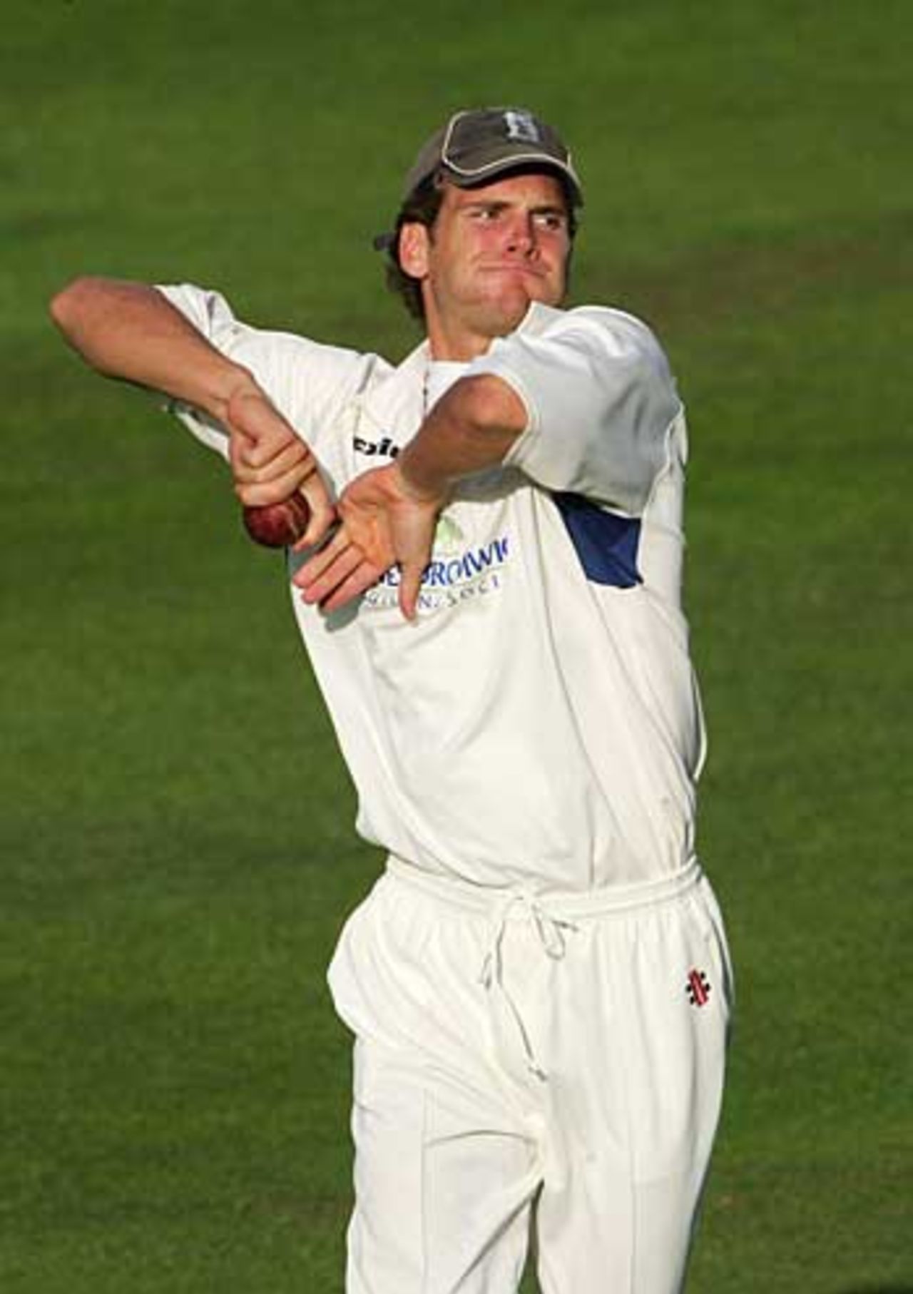 Alex Loudon winds up to bowl, Warwickshire v Gloucestershire, Edgbaston, September 21, 2005