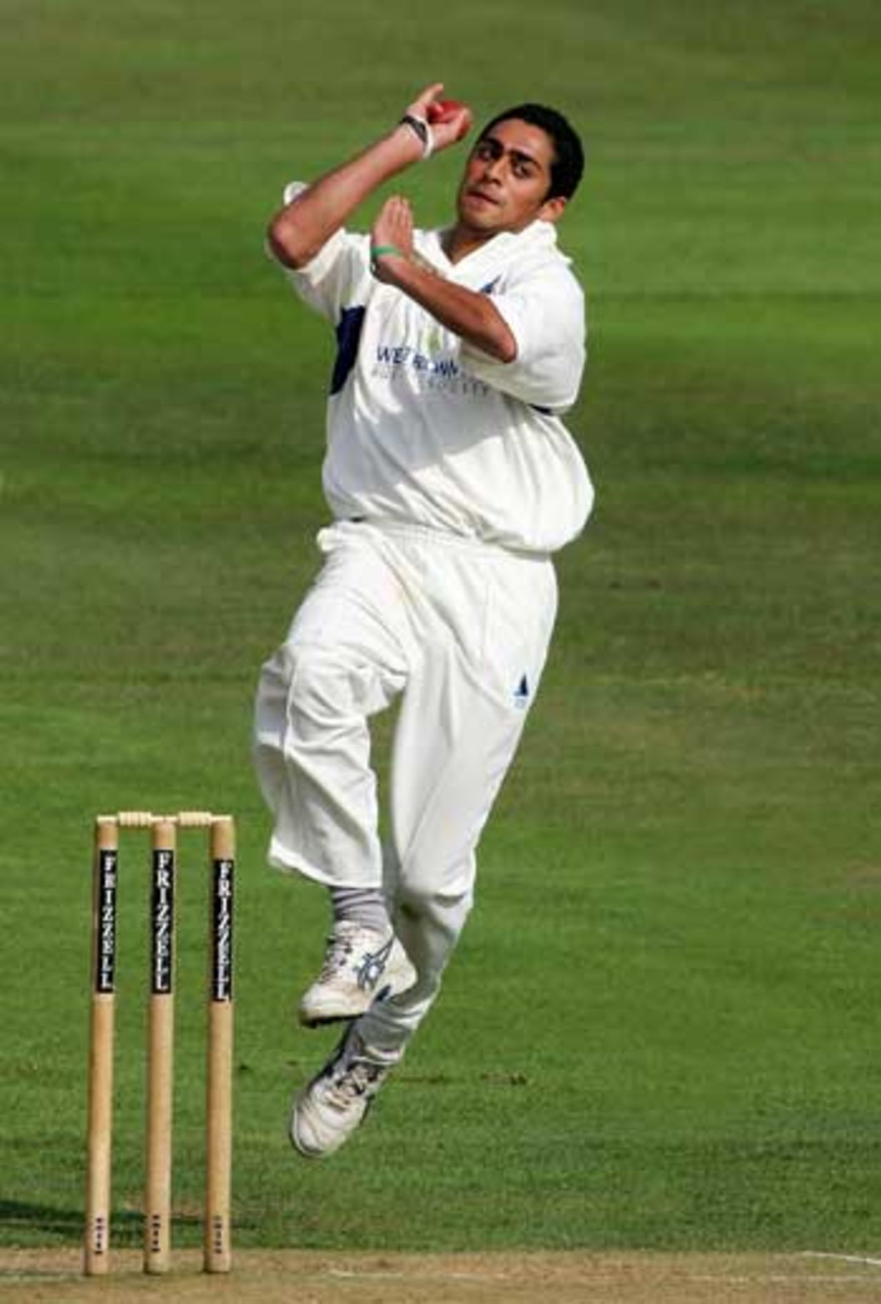 Naqaash Tahir approaches his delivery stride, Warwickshire v Gloucestershire, Edgbaston, September 22, 2005
