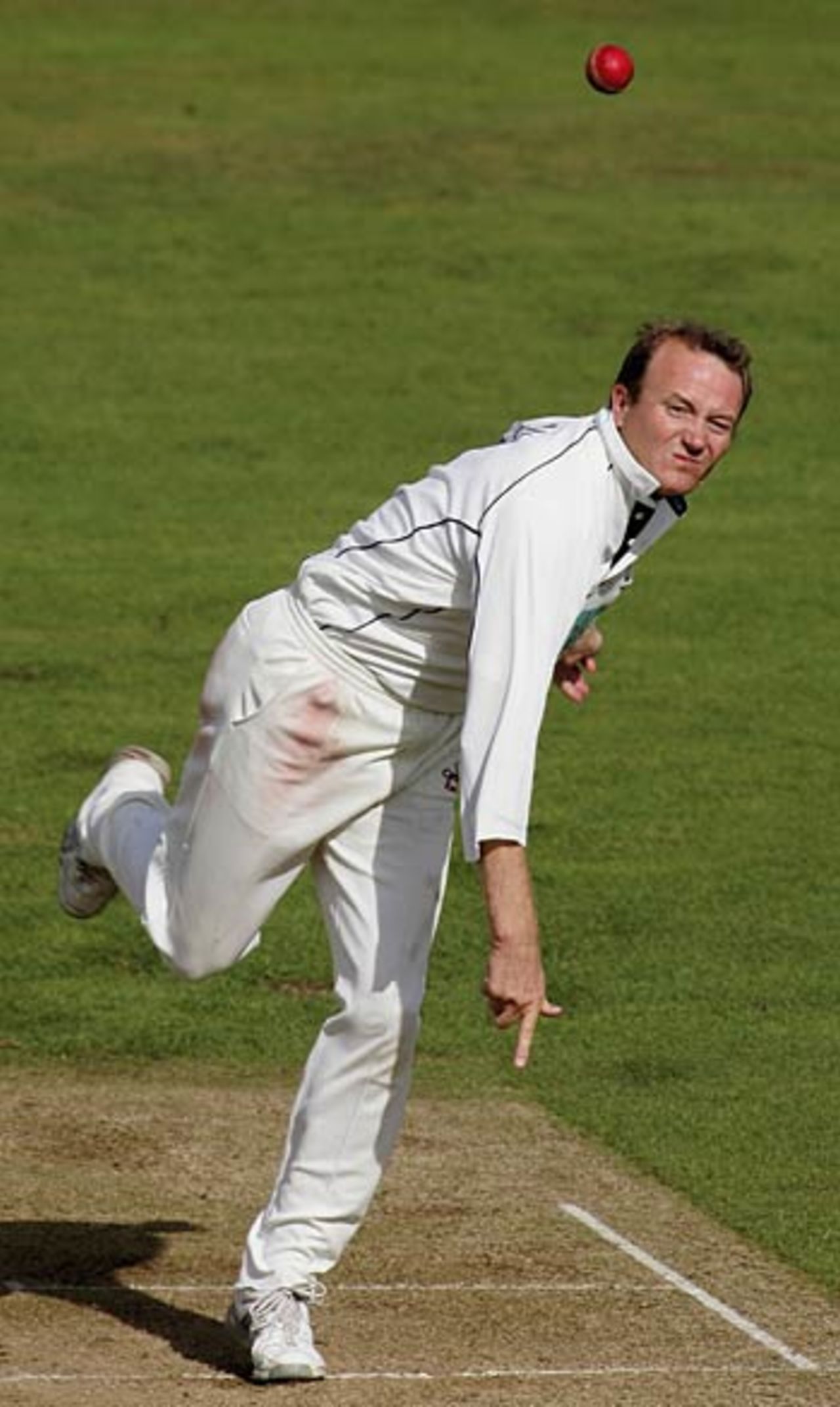 Shaun Udal in his delivery stride; Note the pointing finger, Hampshire v Nottinghamshire, Rosebowl, Southampton, September 23, 2005