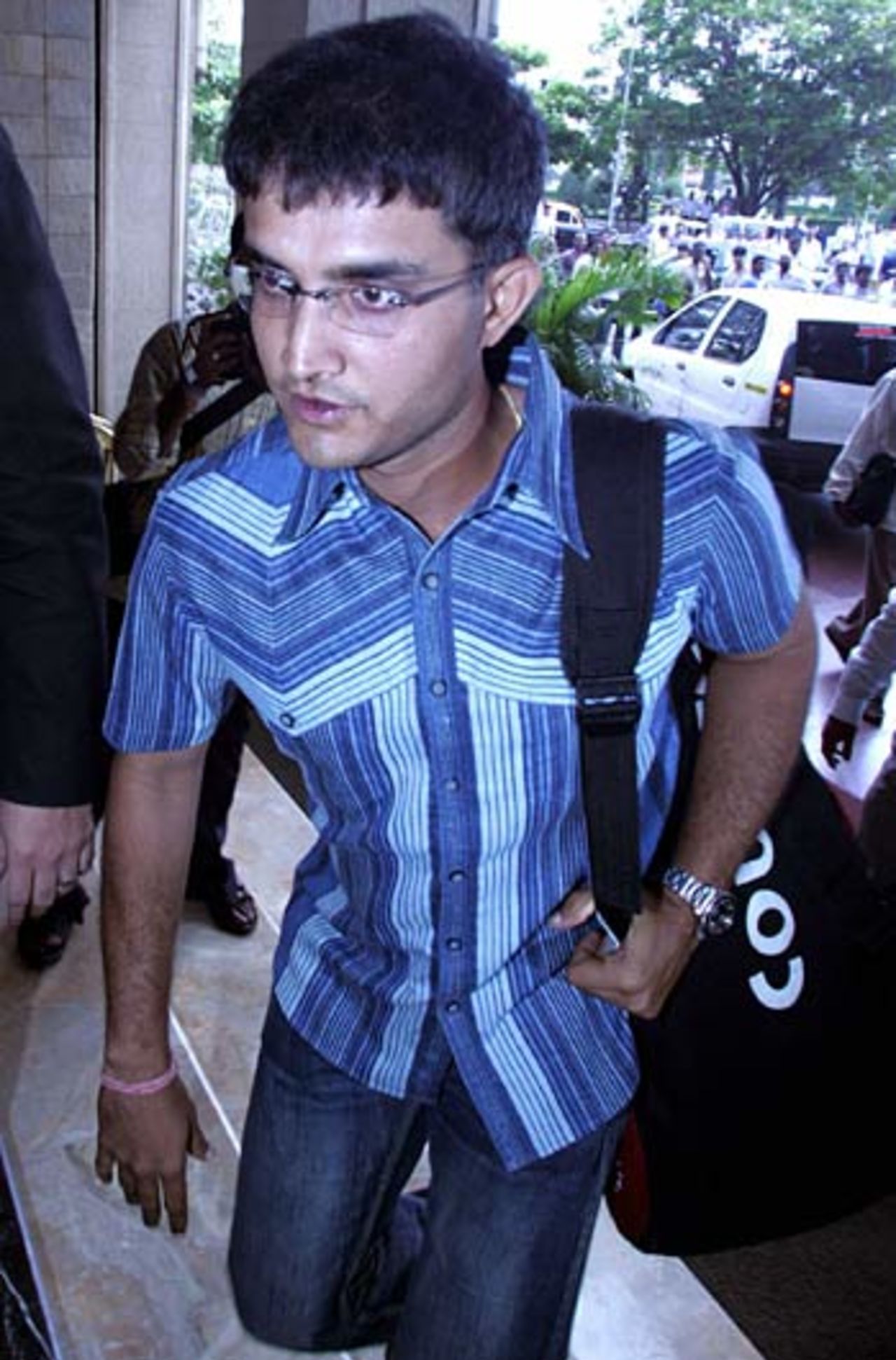 Sourav Ganguly arrives in Mumbai for his appearance in front of the Indian board, September 27, 2005