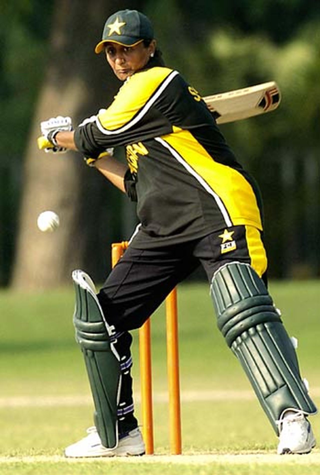 Pakistan women's captain Shamsa Hashmi in action, Pakistan women v India U-21, Lahore, September 29, 2005
