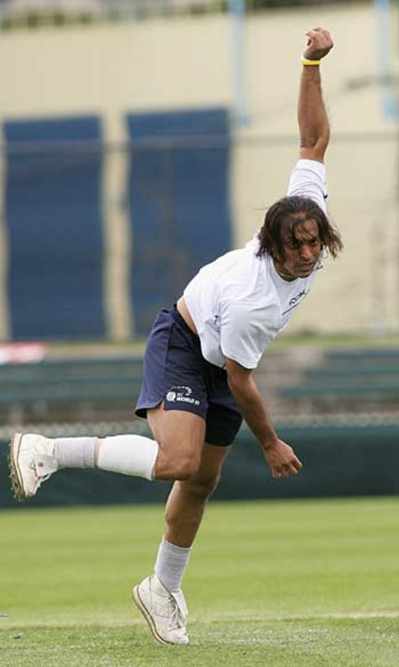 Shoaib Akhtar leaps into action during World XI training at the Junction Oval where the team are preparing for the ODI series, Melbourne, September 30, 2005