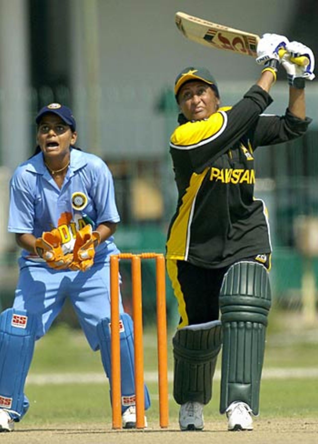 Shamsa Hashmi hits on the up as Karuna Jain Venkatachar looks on, Pakistan women v India U-21, Lahore, October 1, 2005
