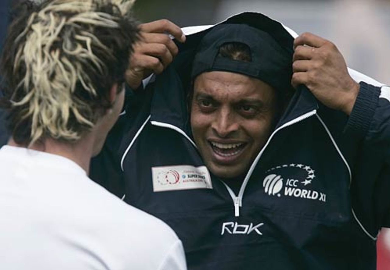 Shoaib Akhtar meets Kevin Pietersen, Melbourne, October 1, 2005