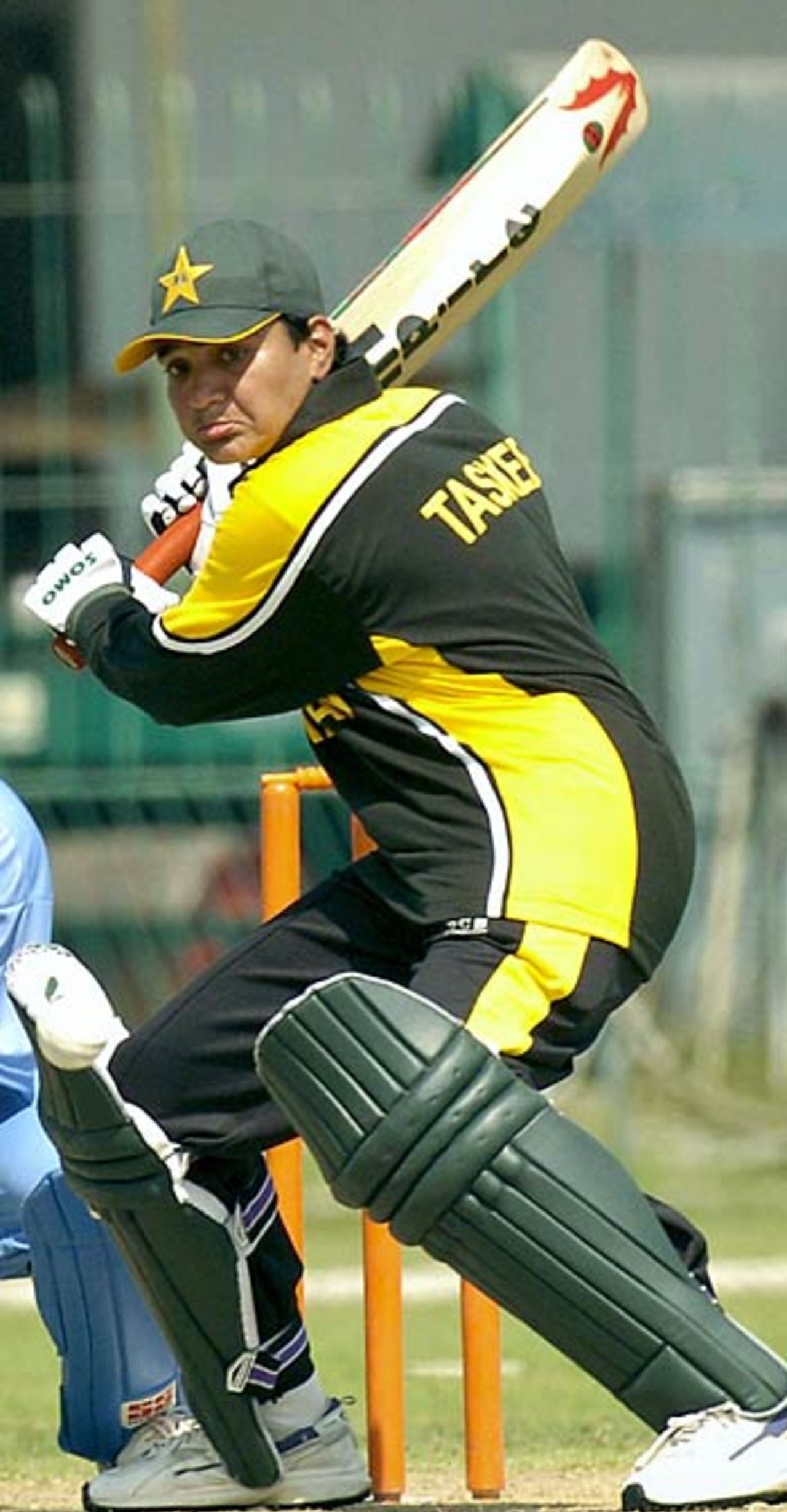 Taskeen Qadeer shapes up to cut, Pakistan women v India U-21, Lahore, October 1, 2005 
