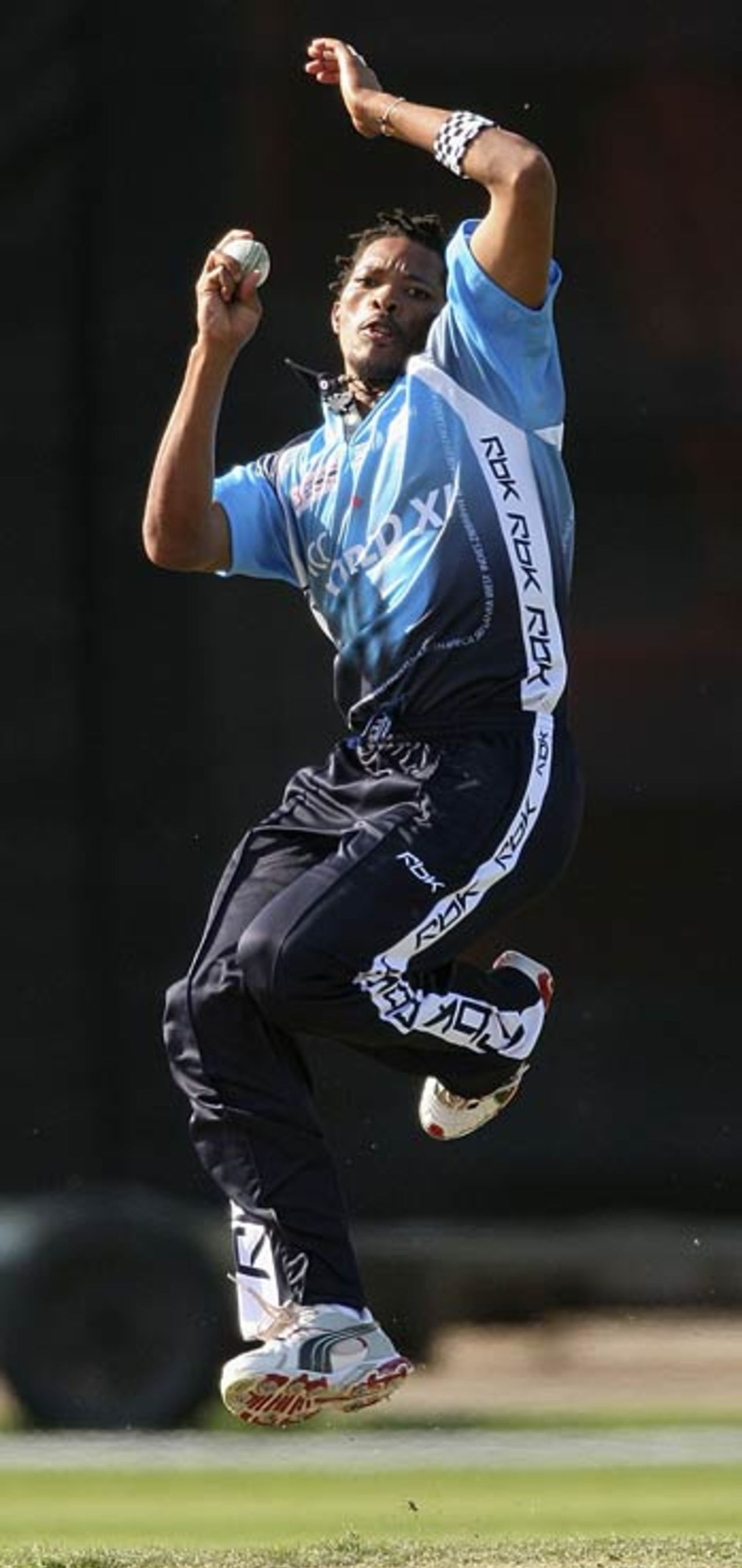 Makhaya Ntini focuses on his target, Victoria v World XI, Melbourne, October 2, 2005