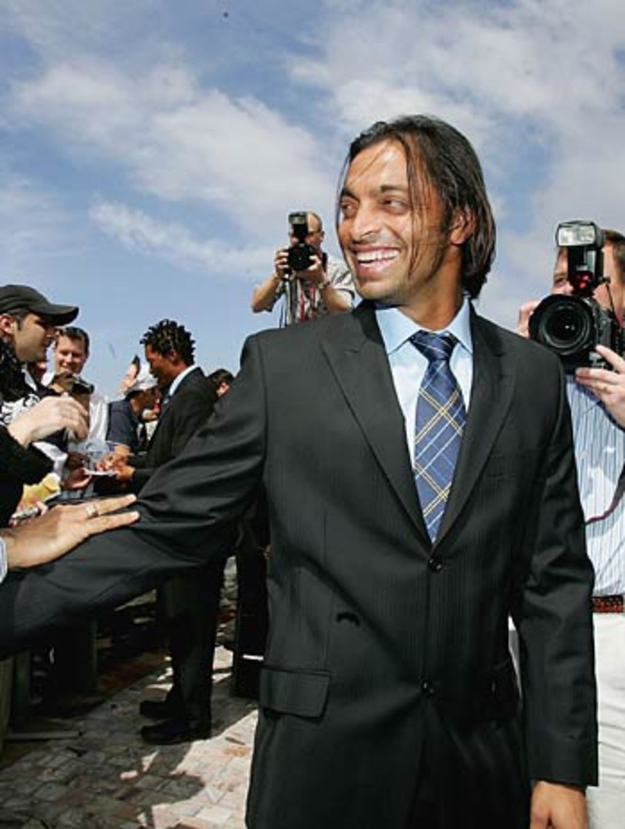 Shoaib Akhtar obliges his fans at the unveiling of the ICC Super Series Trophy, Melbourne, October 3, 2005