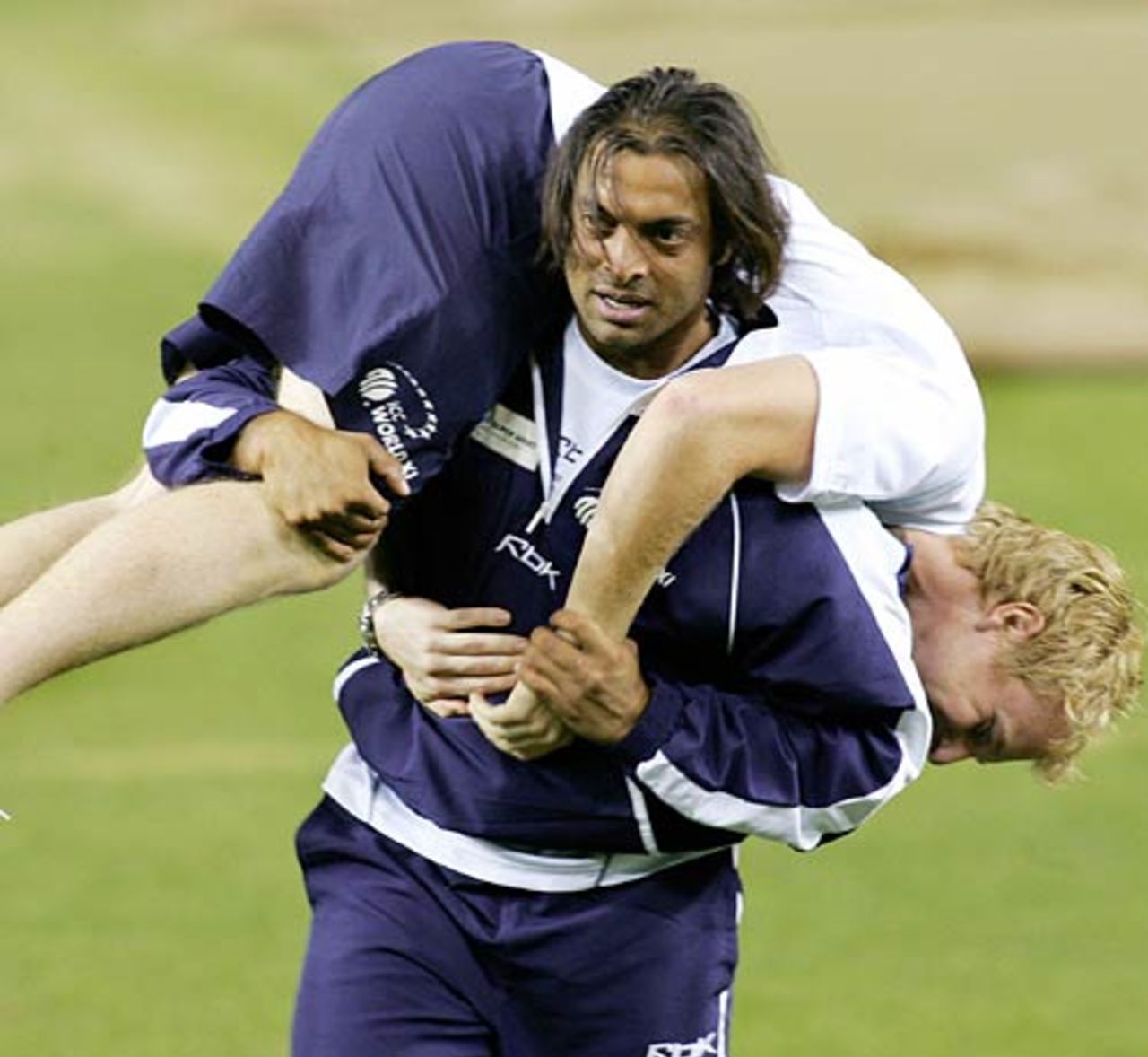 Hercules: Shoaib Akhtar shares a lighter moment with a support staff, Melbourne, October 3, 2005