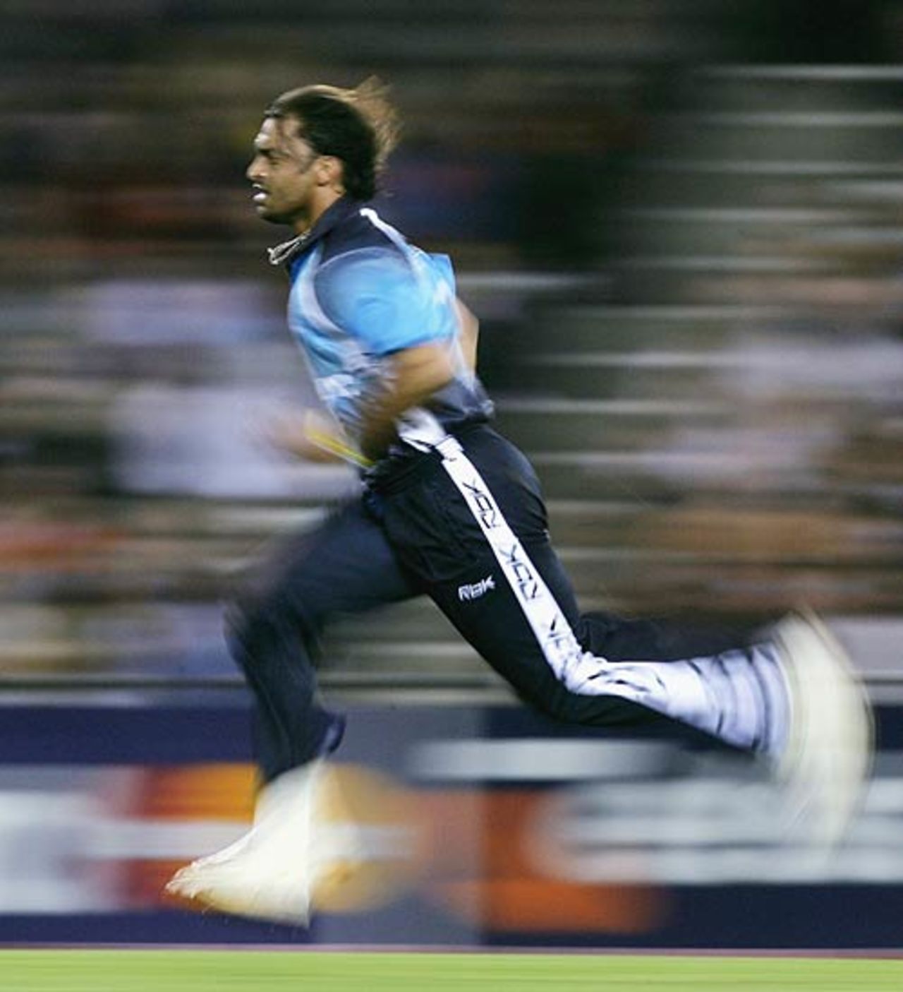 Shoaib Akhtar races in, Australia v World XI, 1st ODI, ICC Super Series, Telstra Dome, Melbourne, October 5, 2005
