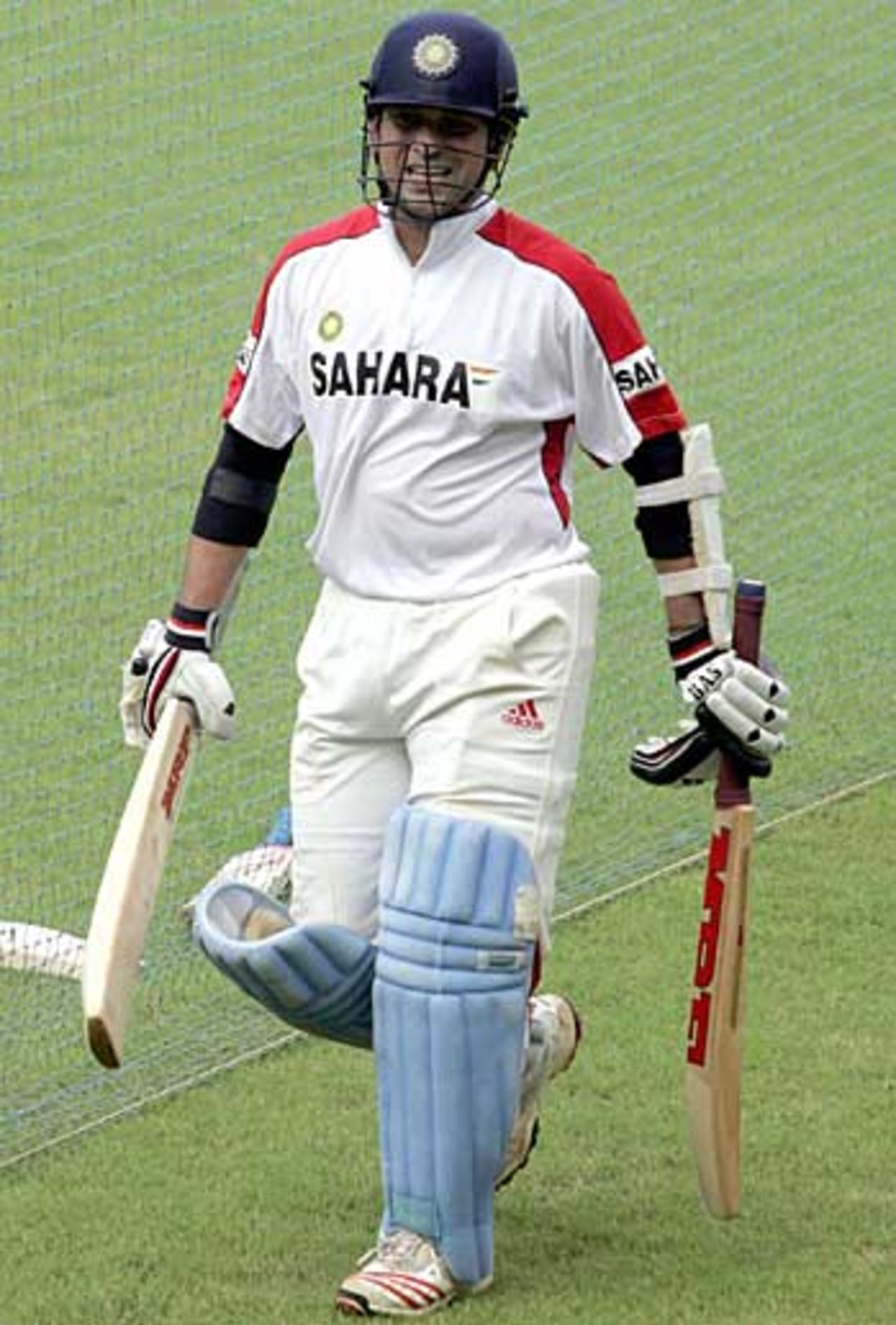 Sachin Tendulkar arrives for batting practice, Mumbai, October 5, 2005