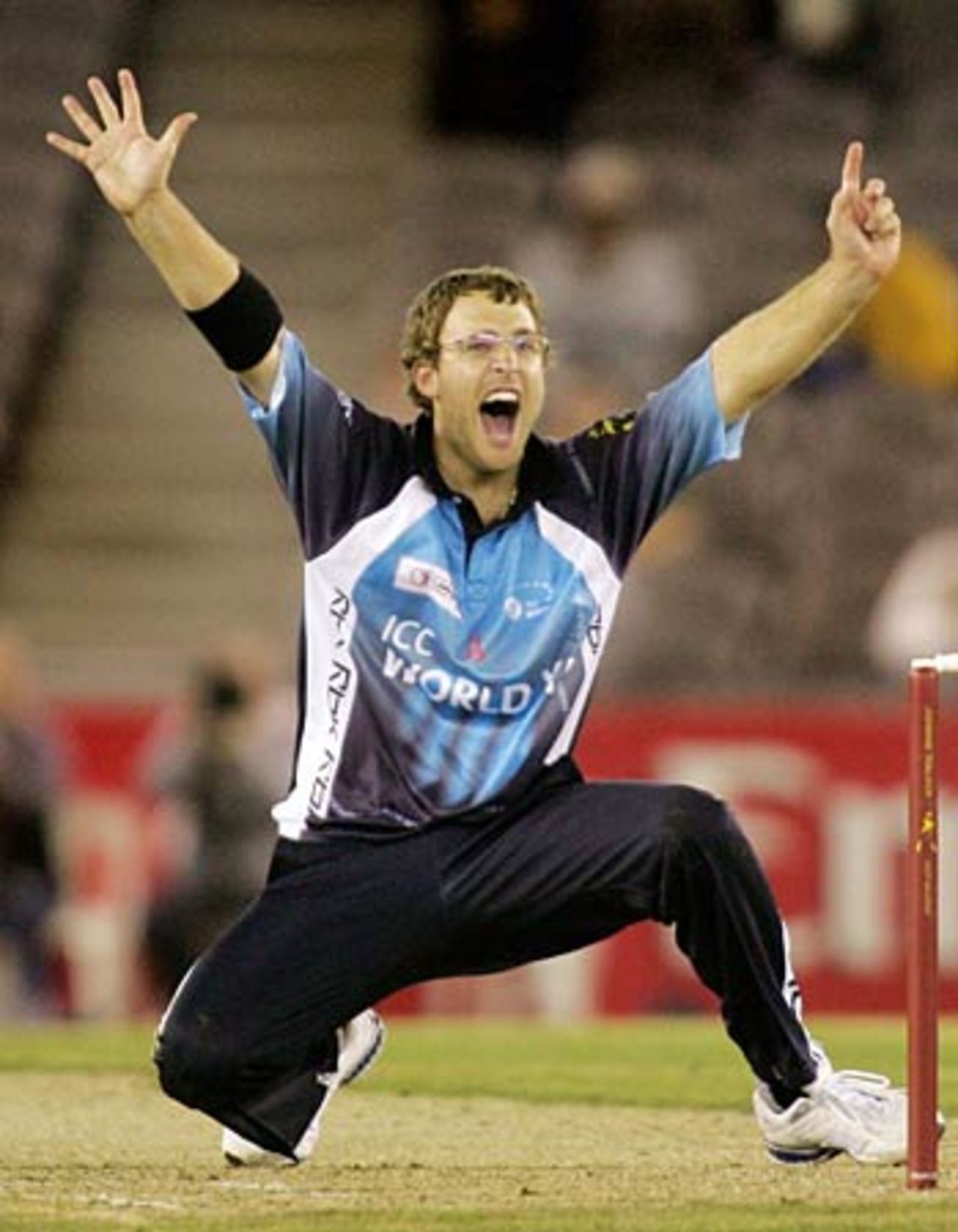 Daniel Vettori in a loud appeal, Australia v World XI, 1st ODI, Super Series, Melbourne, October 5, 2005