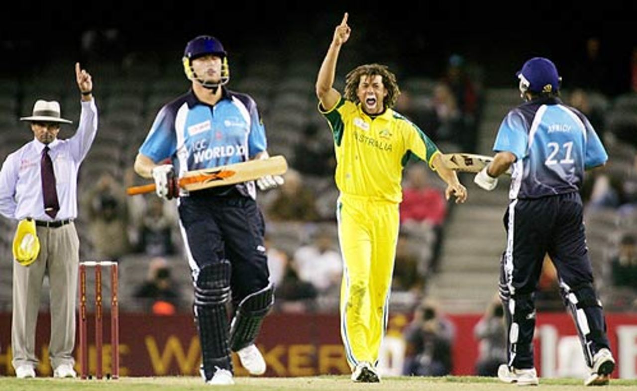 Andrew Symonds signals the end of Shahid Afridi, Australia v World XI, 1st ODI, Super Series, Melbourne, October 5, 2005