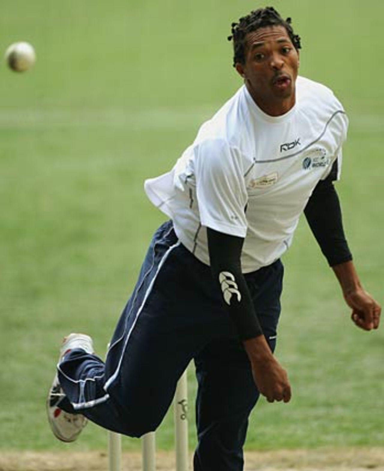 Makhaya Ntini prepares for the second game of the Super Series, Melbourne, October 6, 2005