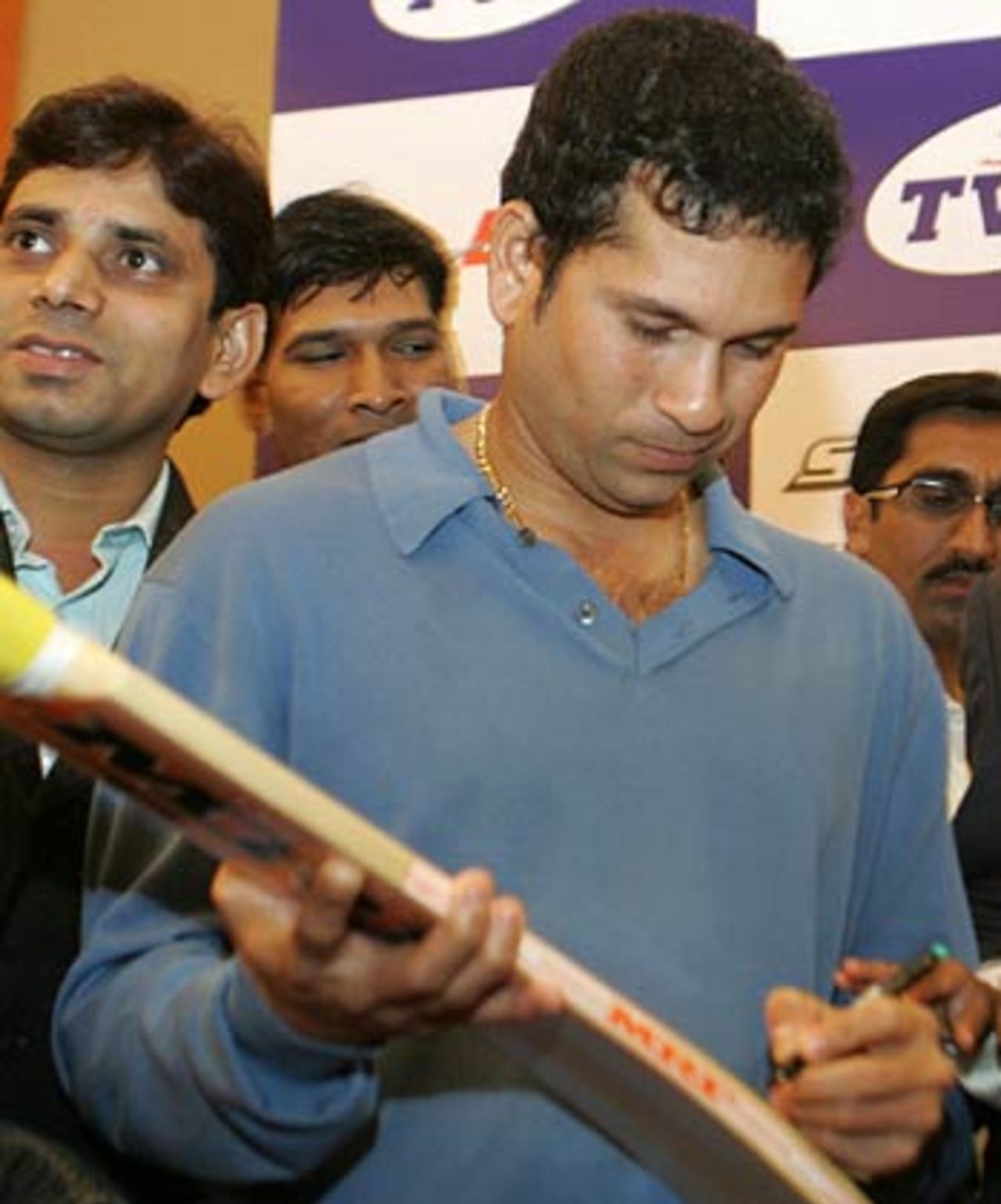 Sachin Tendulkar signs autographs at a product launch, Mumbai, October 6, 2005