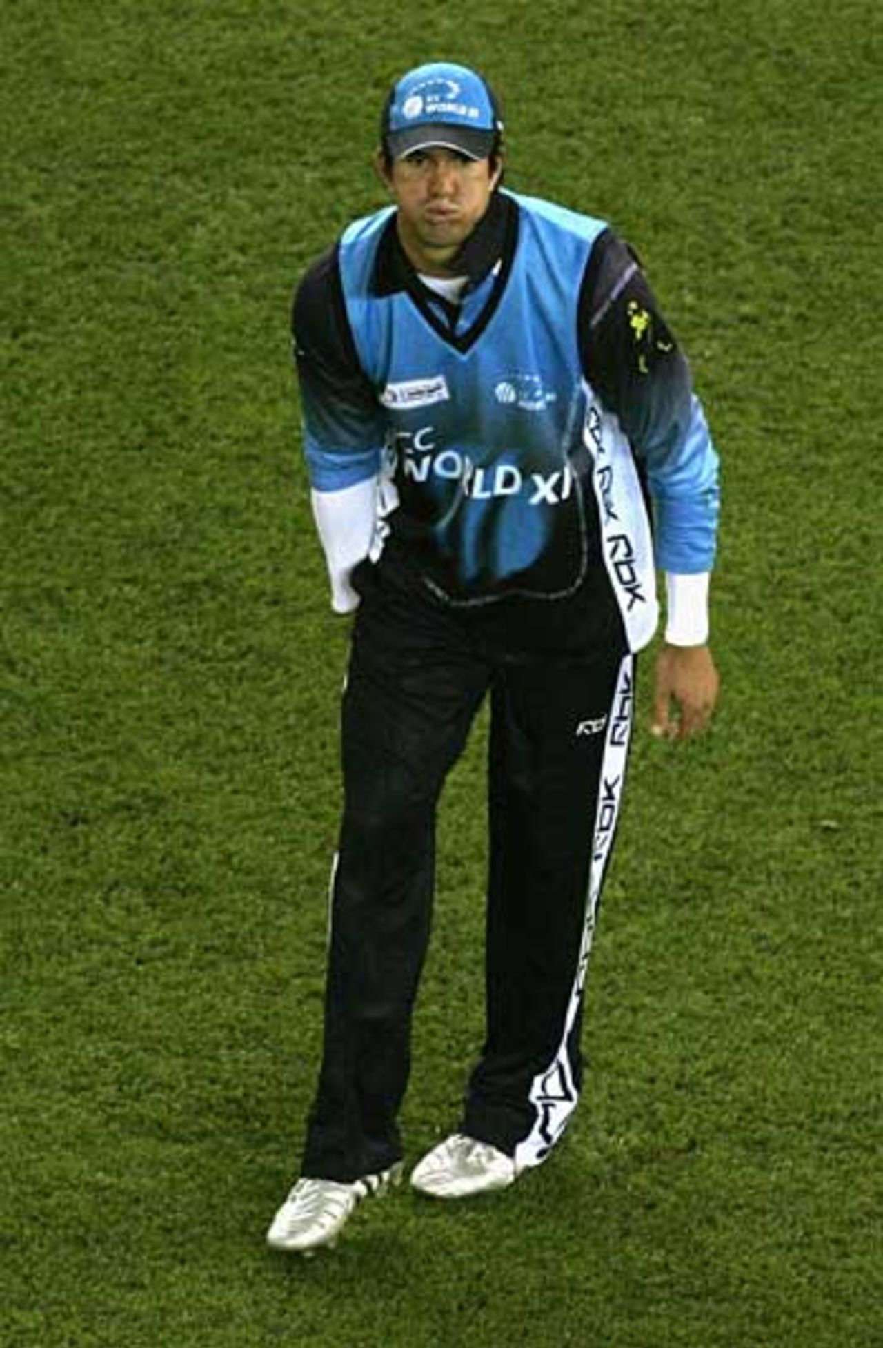 Kevin Pietersen grabs his hamstring, Australia v World XI, 2nd ODI, Super Series, Melbourne, October 7, 2005