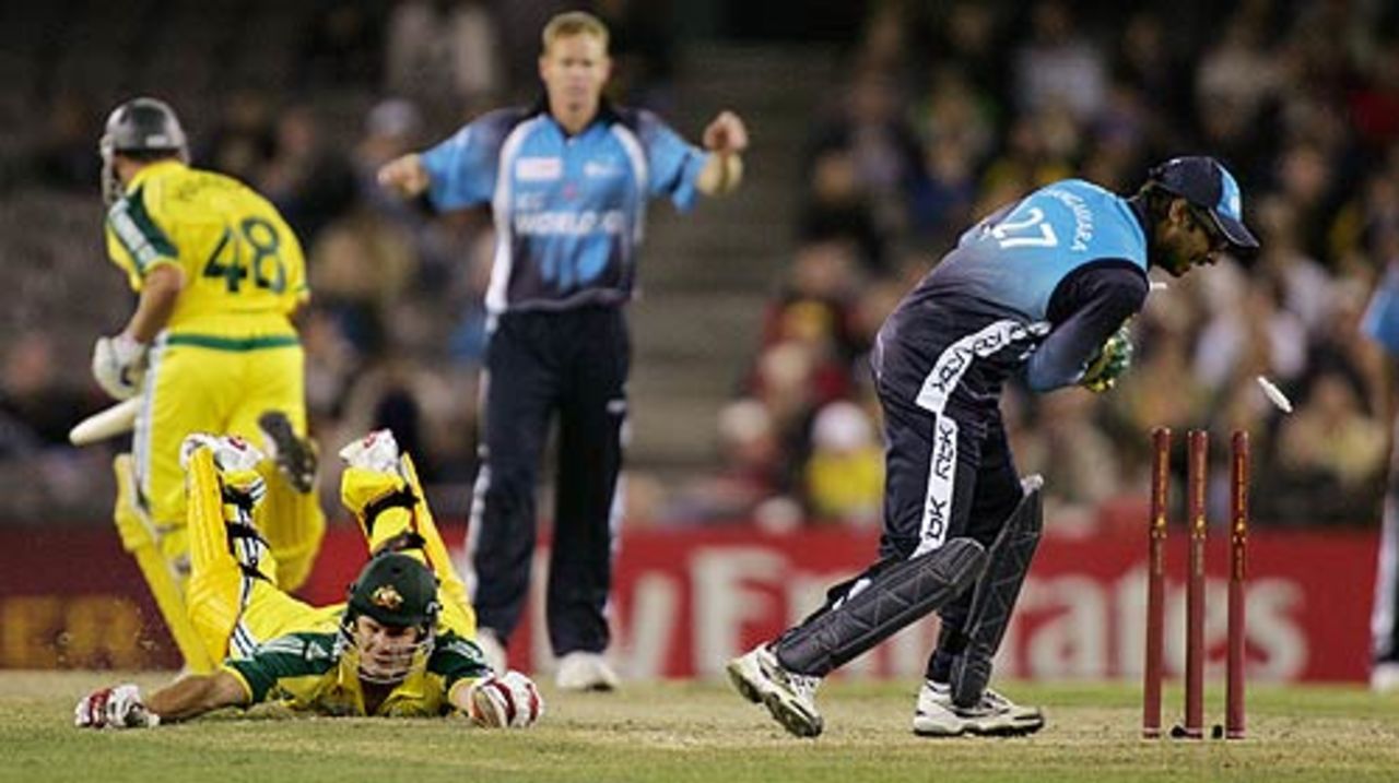 Shane Watson's desperate dive takes him home, Australia v World XI, 3rd ODI, Super Series, Melbourne, October 9, 2005