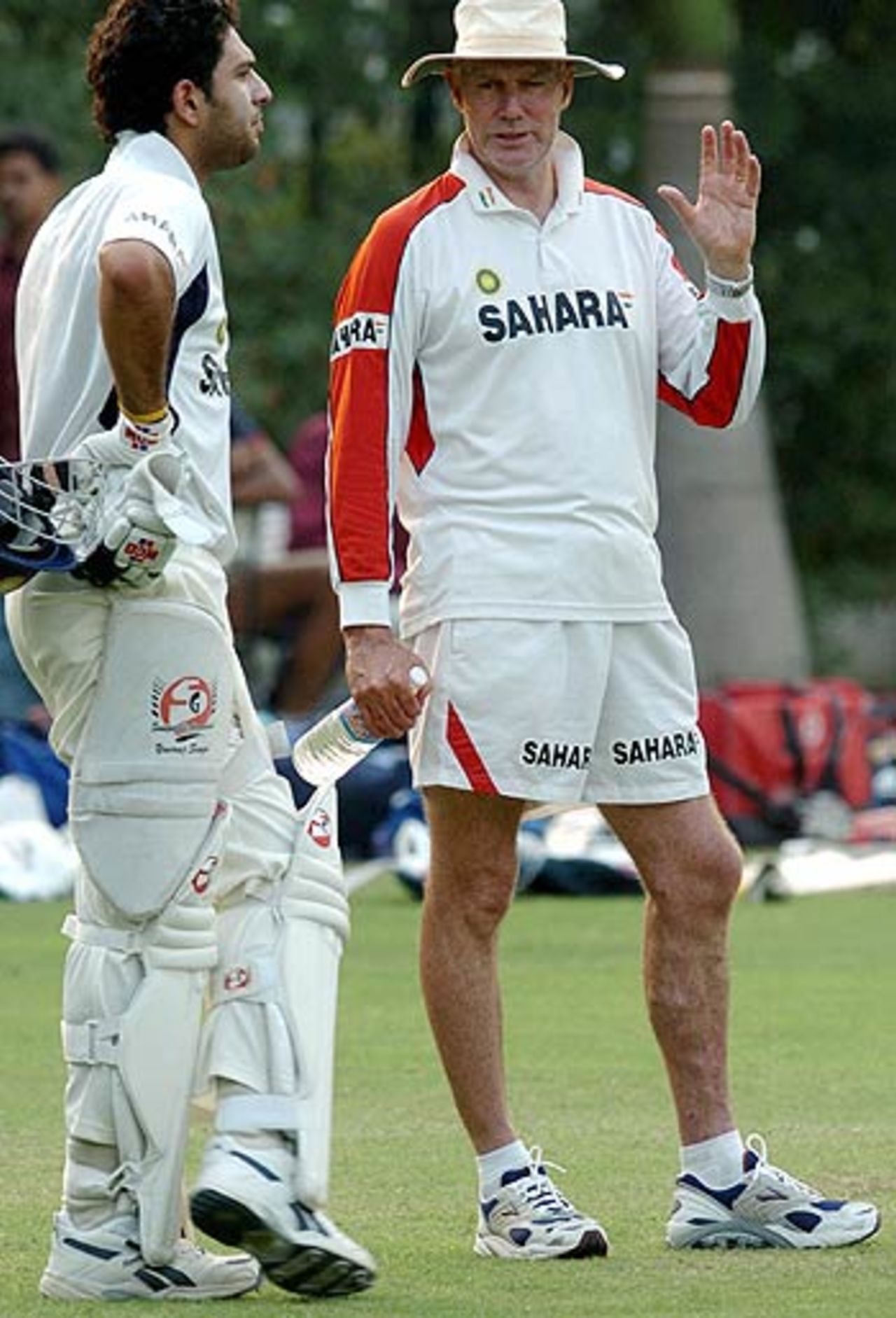Greg Chappell talks to Yuvraj Singh, Mohali, October 9, 2005