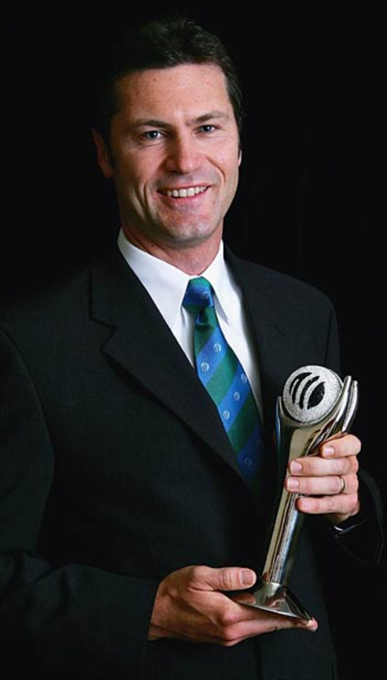Simon Taufel has been named the Umpire of the Year for second successive year at the ICC awards dinner, Sydney, October 11, 2005