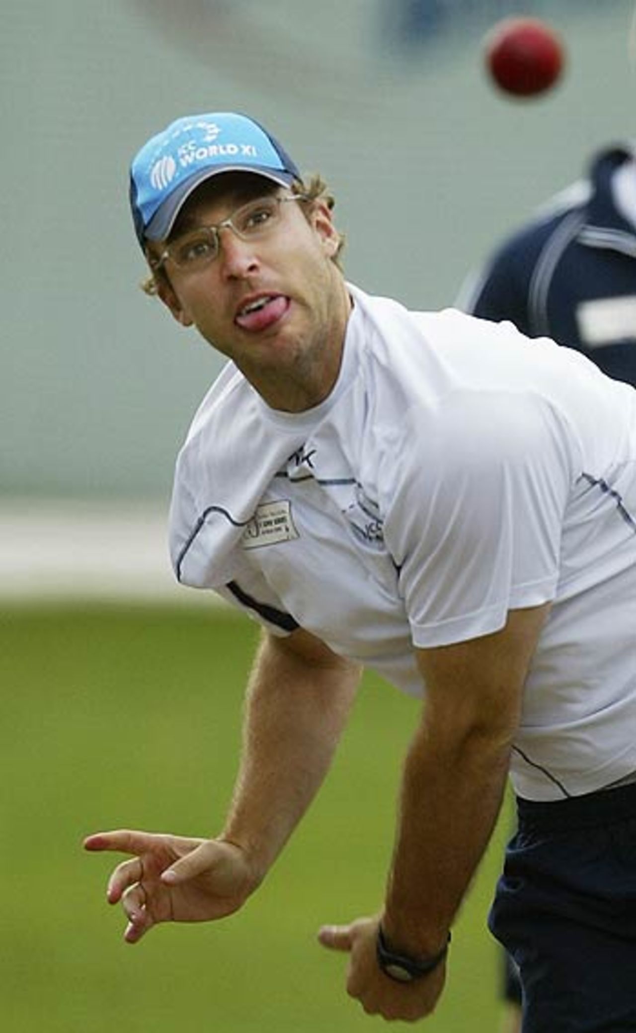 Daniel Vettori turns his arm over at the nets ahead of the Super Test, Sydney, October 12, 2005