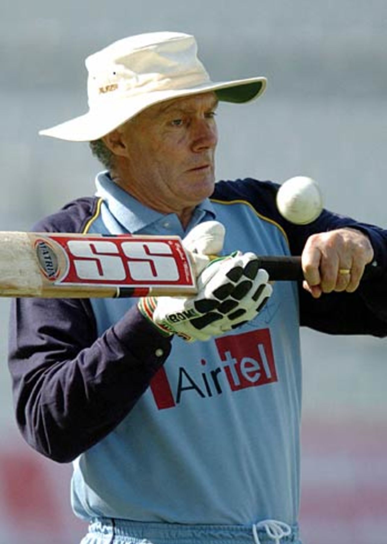 Greg Chappell gives some catching practice ahead of the Challenger Trophy final, Mohali, October 13, 2005