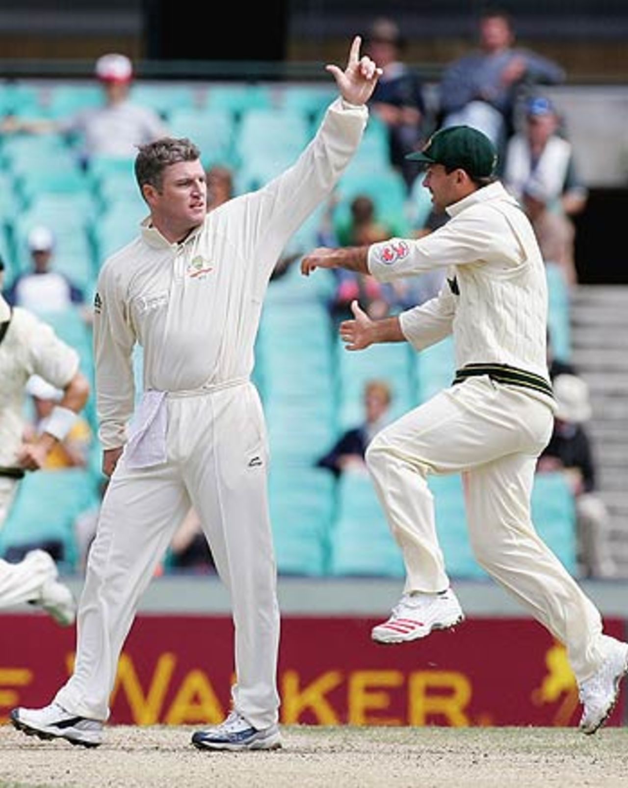 Stuart MacGill and Ricky Ponting celebrate Andrew Flintoff's wicket, Australia v World XI, Super Test, Sydney, 4th Day, October 17, 2005