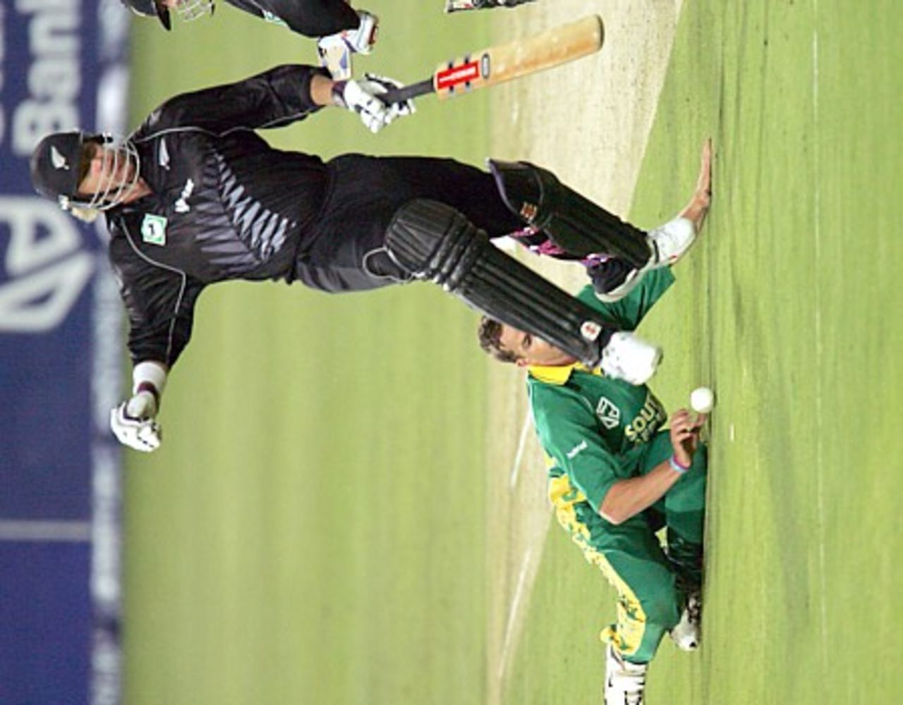 Jacob Oram pinches a quick single as New Zealand see off South Africa in the 2020 international at the Wanderers, October 21 2005