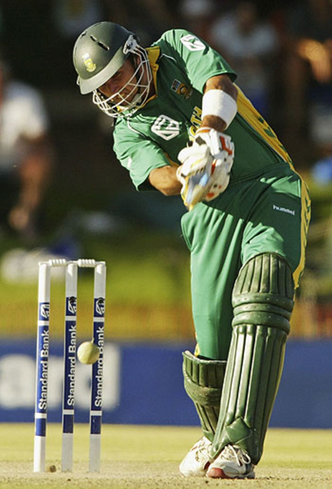 Justin Kemp hits out, South Africa v New Zealand, Bloemfontein, October 23, 2005