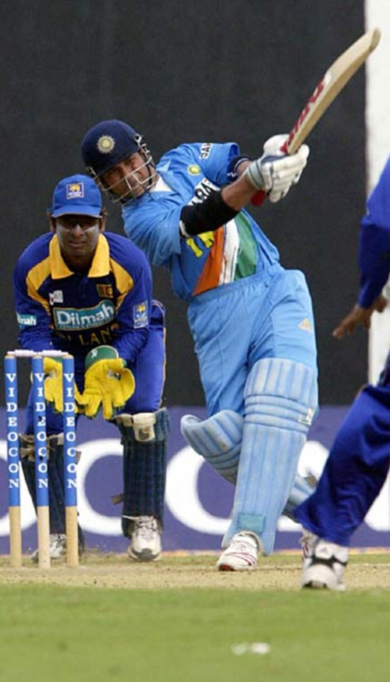 Sachin Tendulkar drives Muttiah Muralitharan, India v Sri Lanka, Videocon Cup, 1st ODI, Nagpur, October 25, 2005