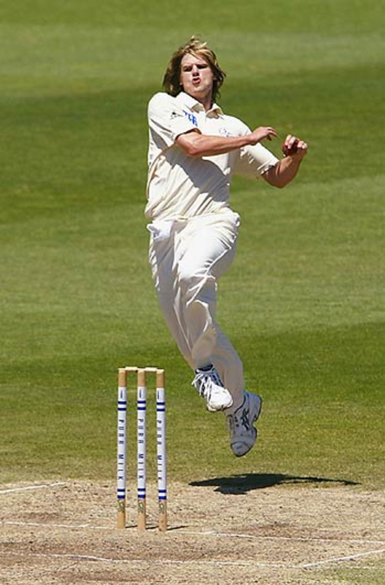 Nathan Bracken steams in against South Australia, New South Wales v South Australia, Pura Cup, SCG, 3rd day, October 27, 2005
