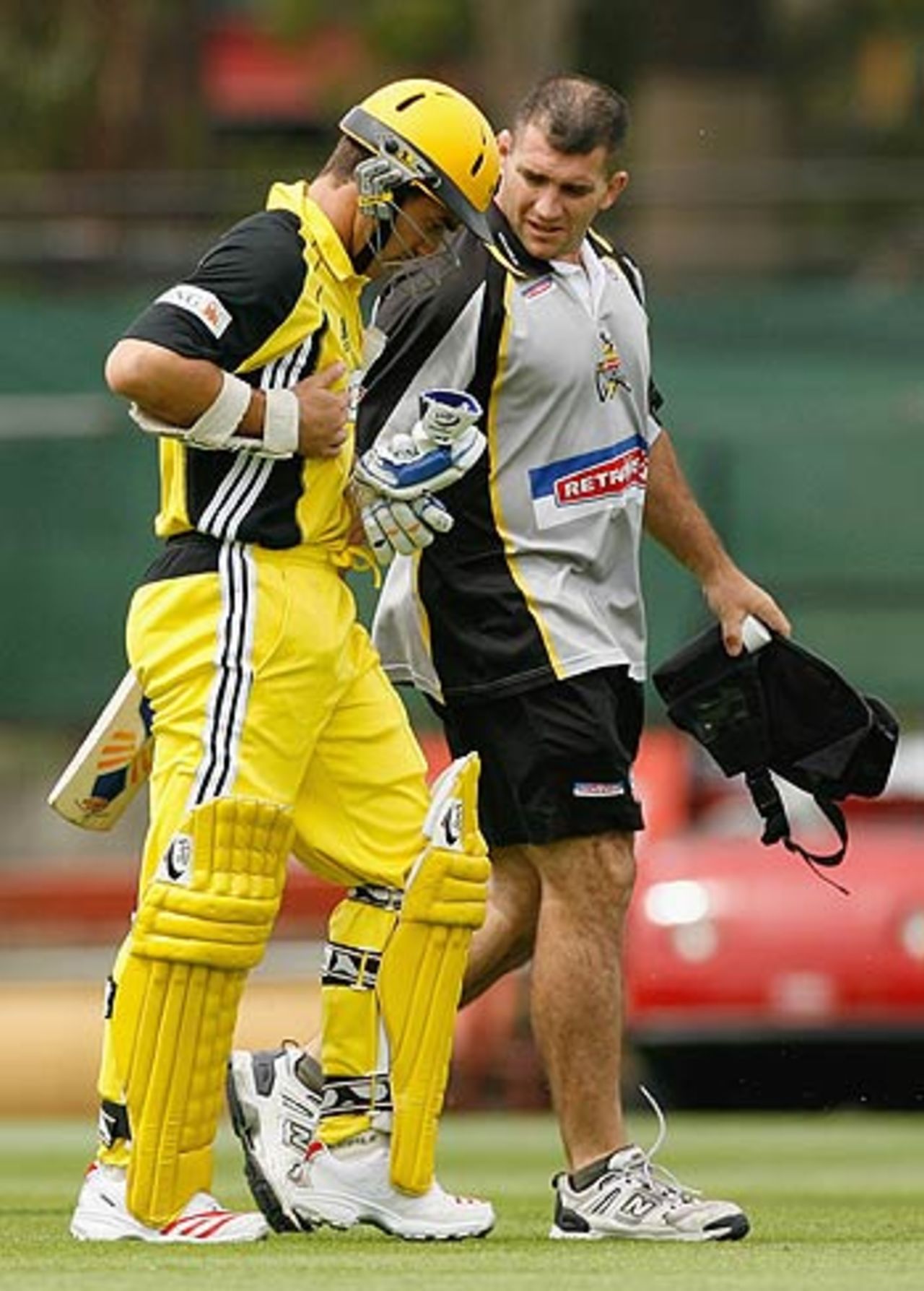 Justin Langer walks off after getting hit in the ribs, Victoria v Western Australia, ING Cup, Melbourne, October 29, 2005