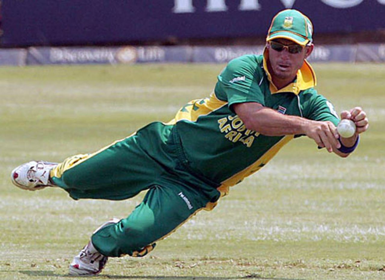Herschelle Gibbs dives ... South Africa v New Zealand, 3rd ODI, Port Elizabeth, October 30, 2005