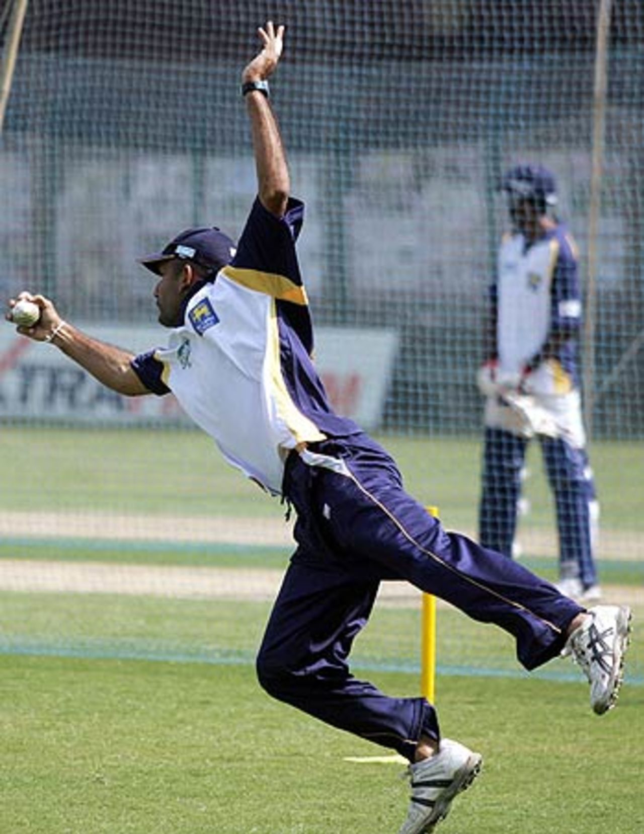 Marvan Atapattu takes a catch during a practice session, Nehru Stadium, Pune, November 2, 2005