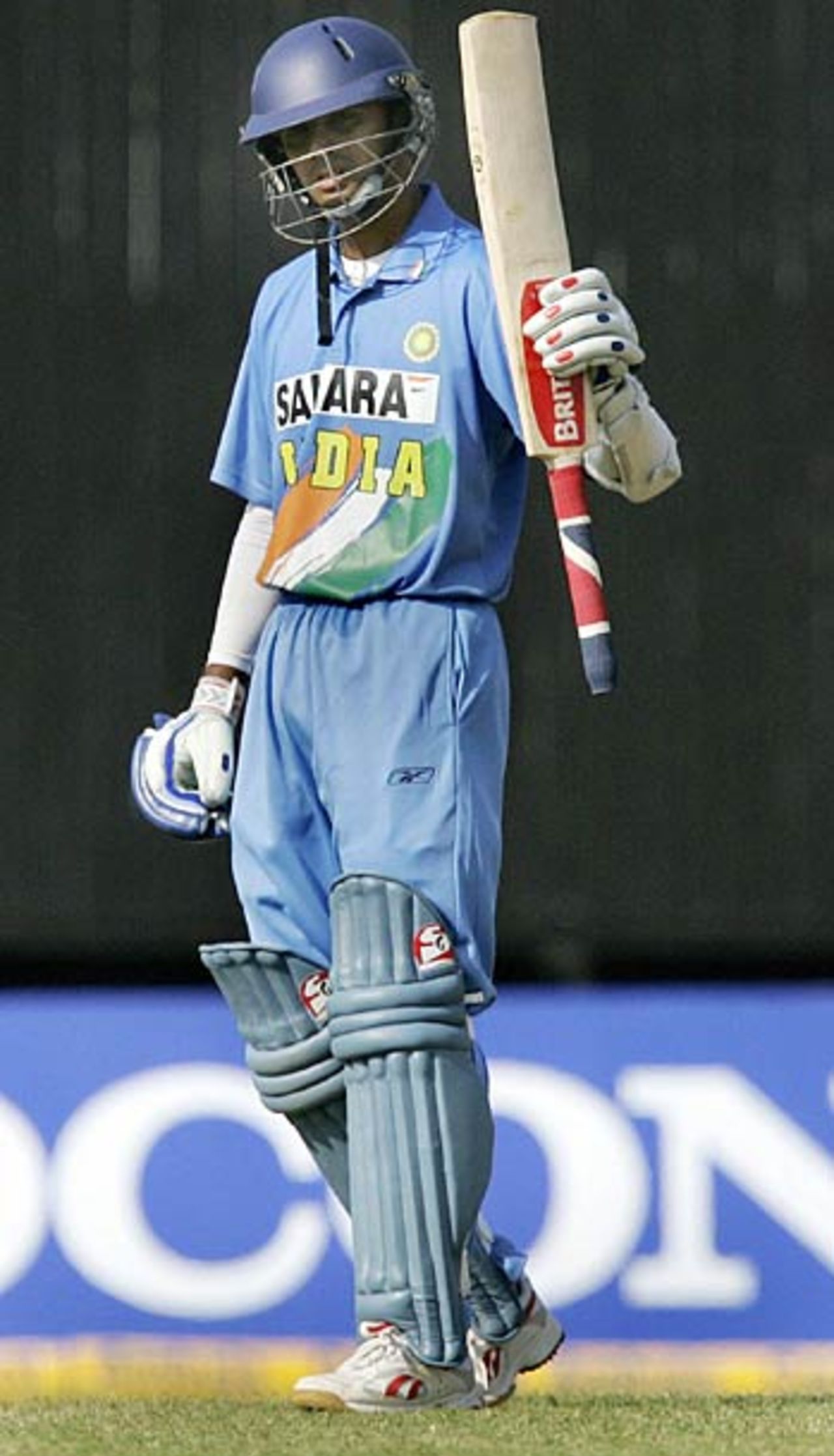 Rahul Dravid acknowledges the crowd's applause after reaching his fifty, India v Sri Lanka, 4th ODI,  Pune